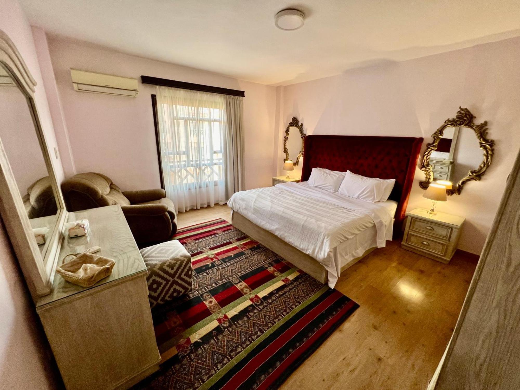 Luxurious 3 Bedroom Rustic Overlooking Huge Garden - For Families And Couples
