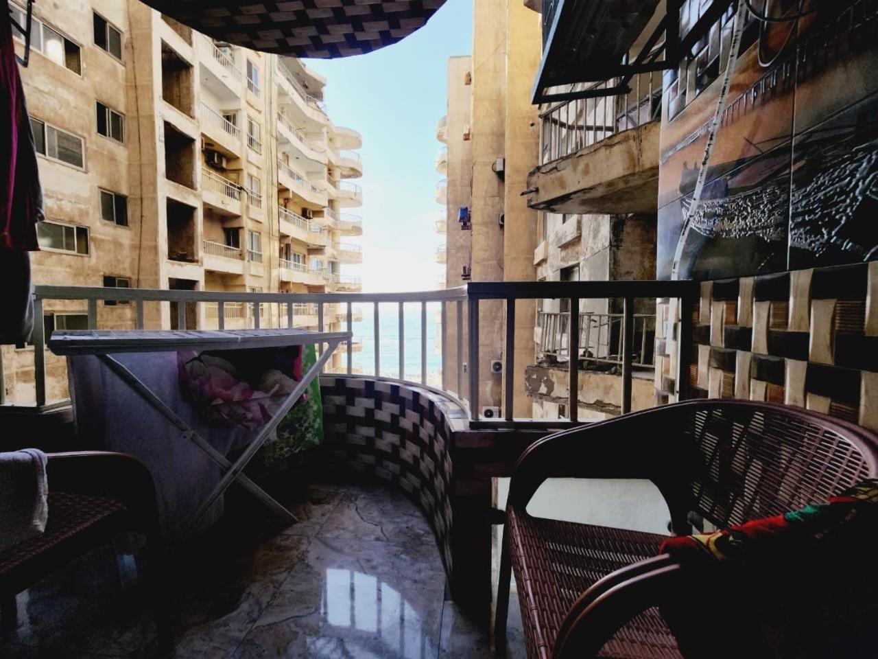مكيفة ميامي ع البحر مباشرةً