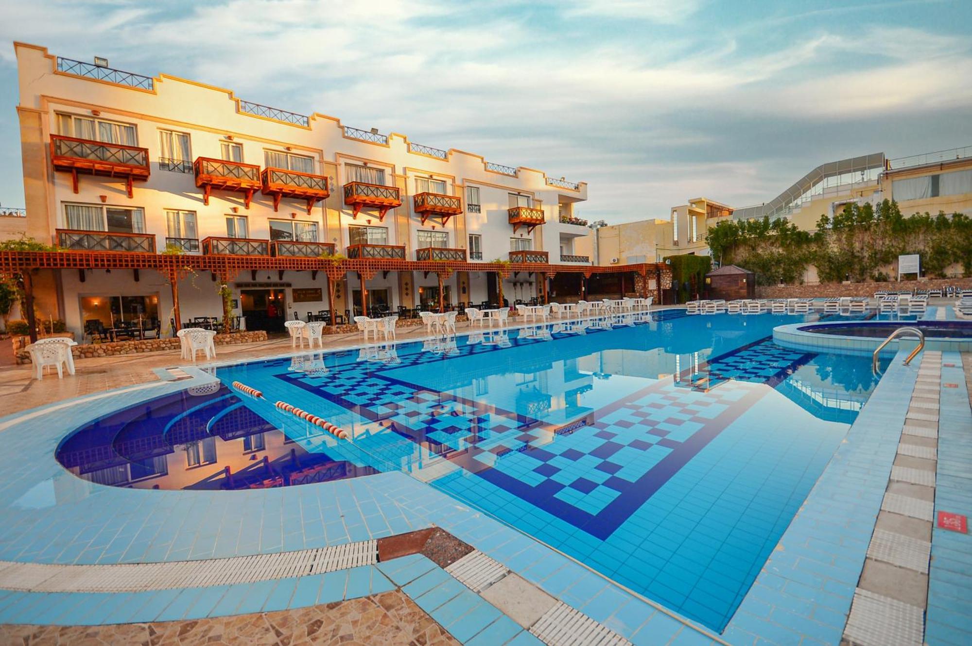 Resort Falcon Naama Star