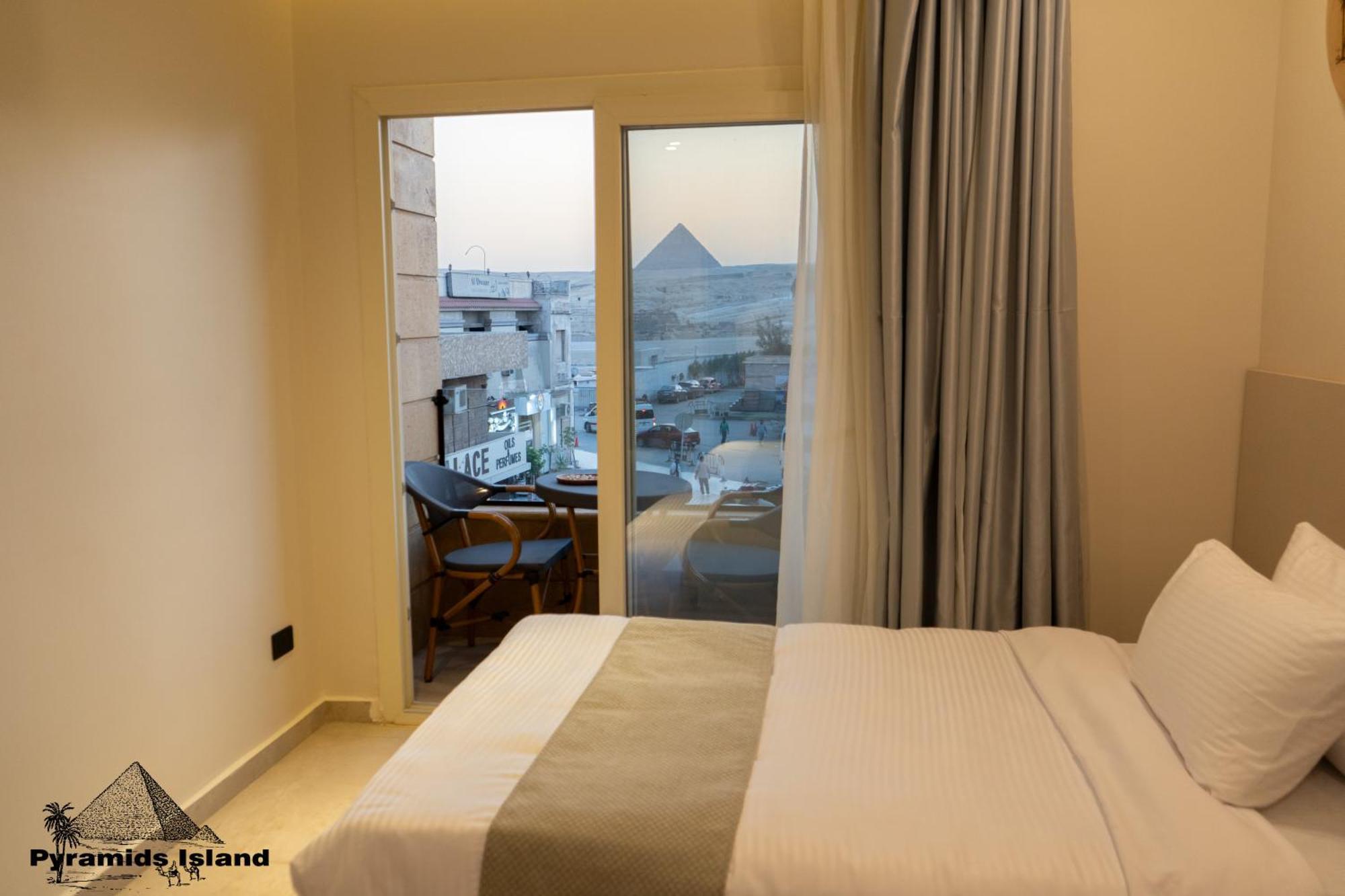 Pyramids Island Bed & Breakfast *