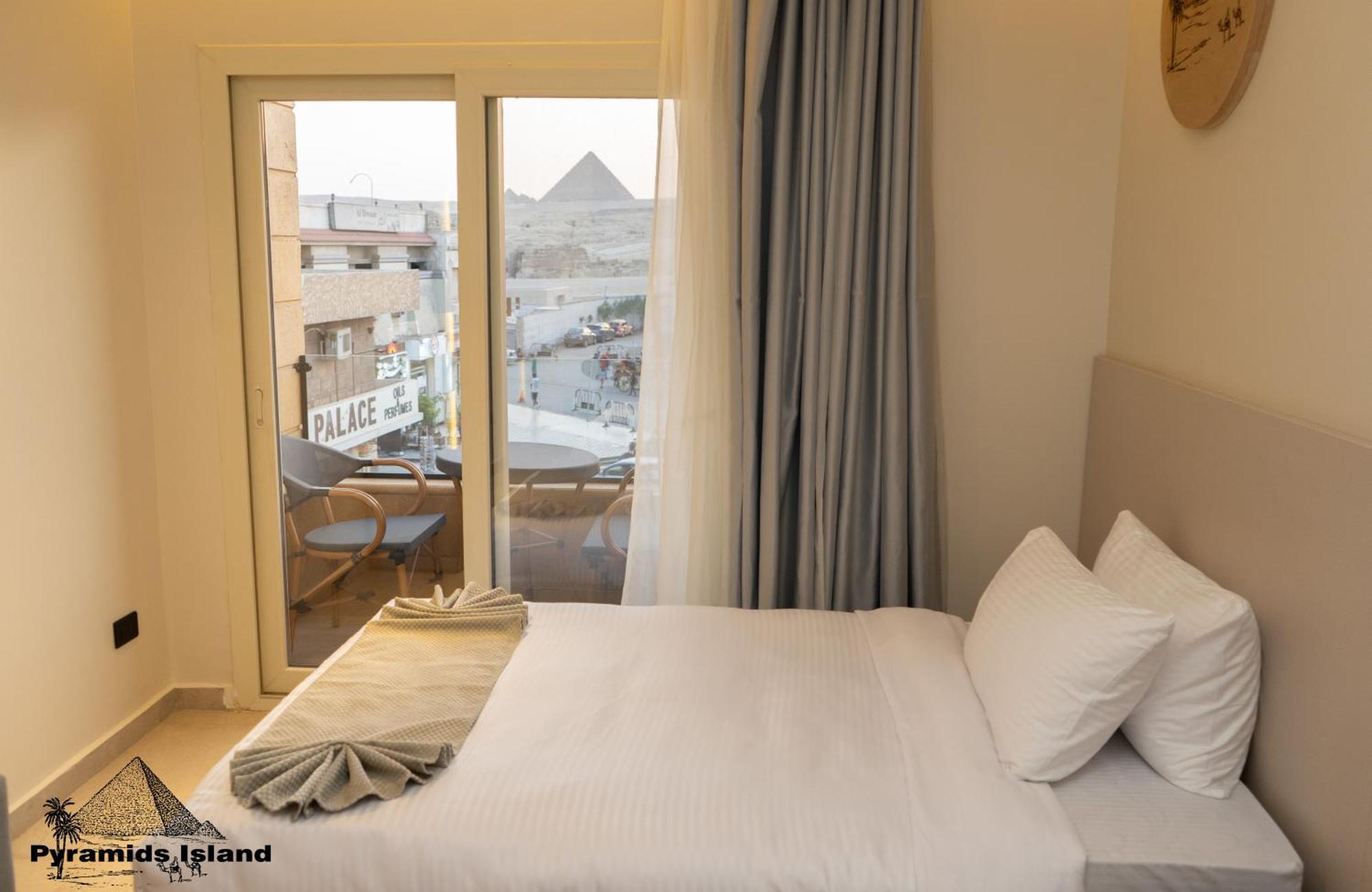 Pyramids Island Bed & Breakfast *