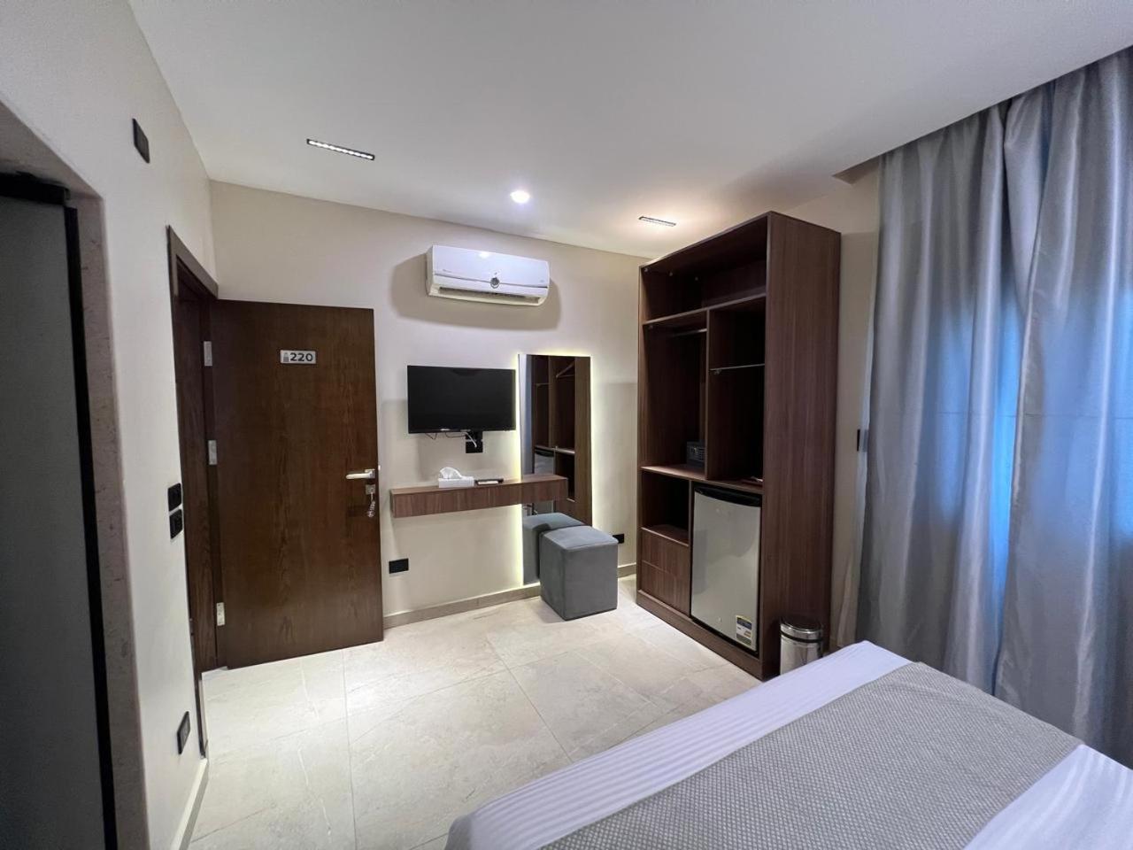 Pyramids Island Bed & Breakfast