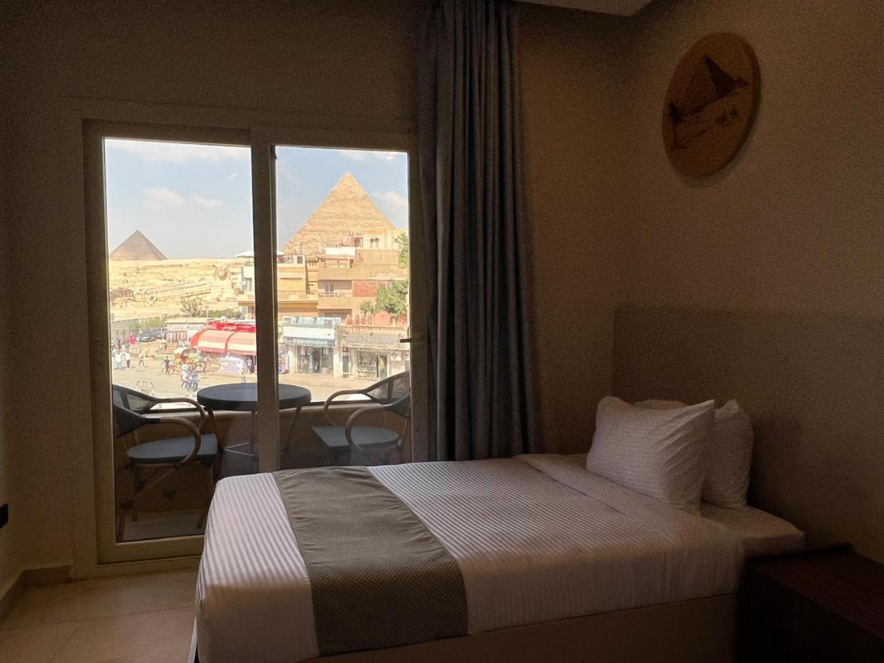 Pyramids Island Bed & Breakfast *
