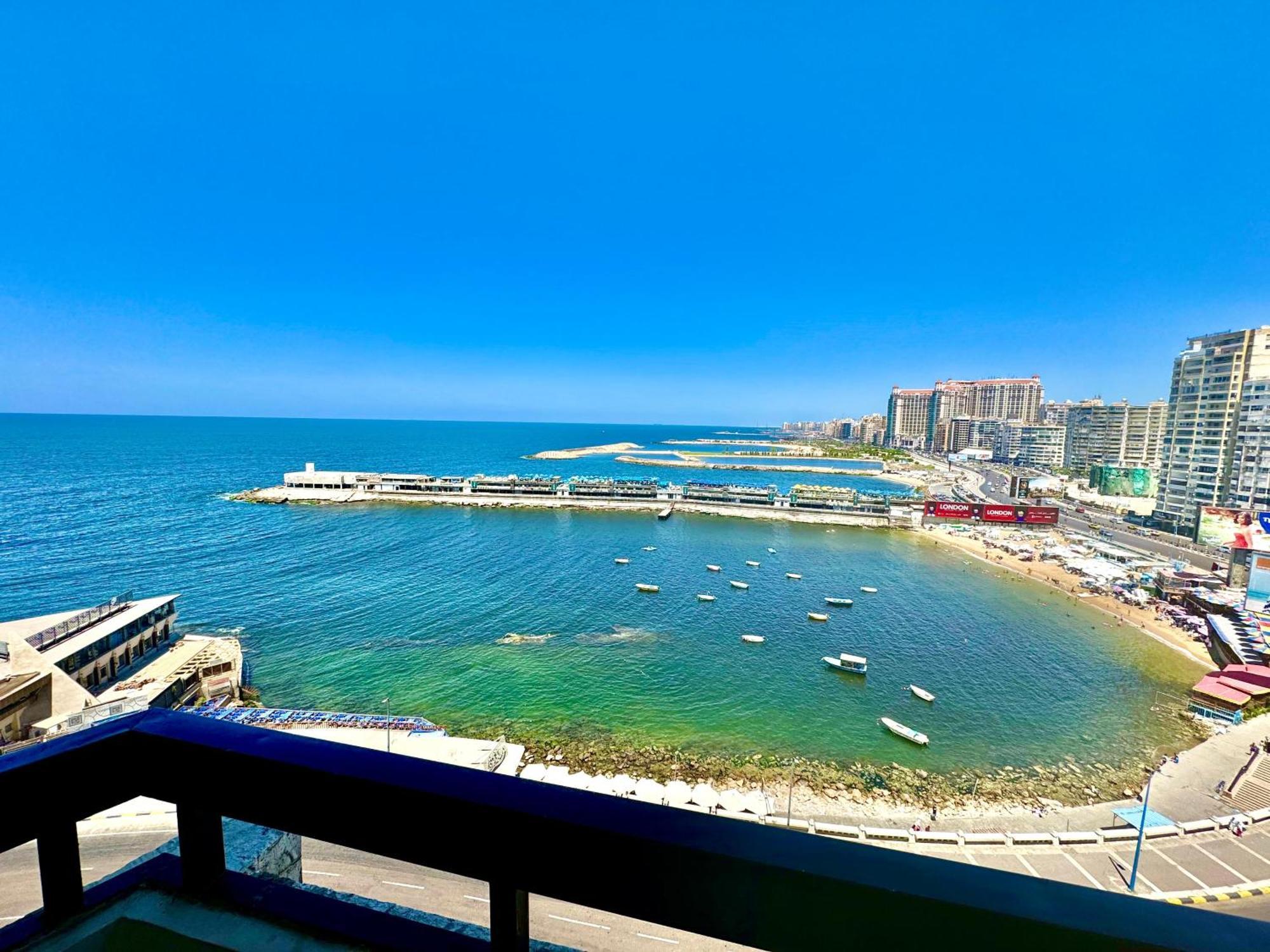 Luxury Gleem 3 Direct Sea View Apartment