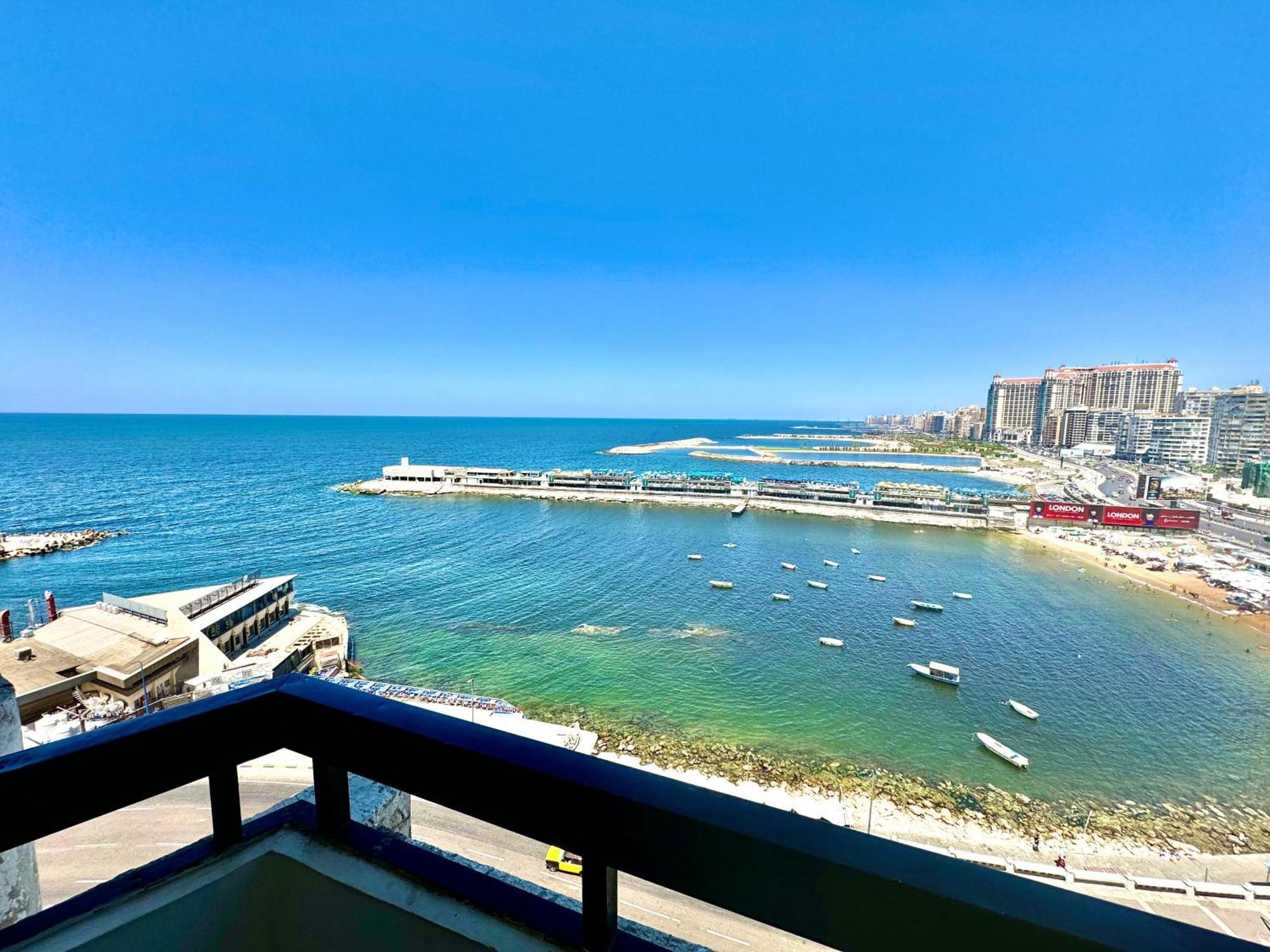 Luxury Gleem 3 Direct Sea View Apartment