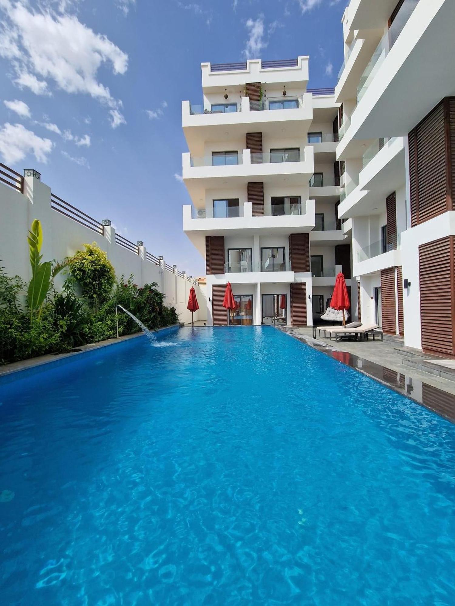 Sanctuary Sunlit Haven With 4 Pools, Rooftop Sunsets & Gourmet Bites Steps Away Apartment *