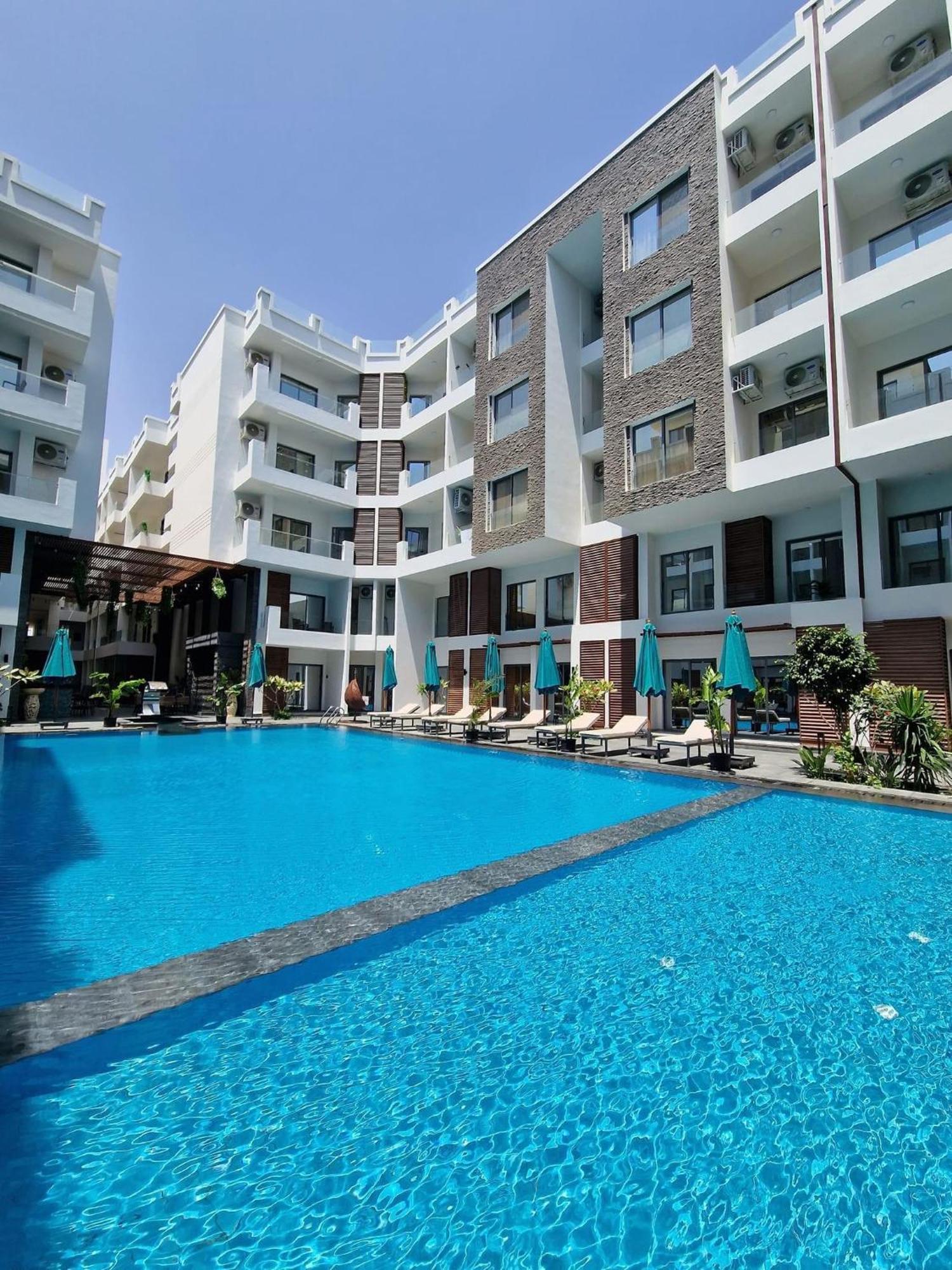 Apartment Sanctuary Sunlit Haven With 4 Pools, Rooftop Sunsets & Gourmet Bites Steps Away *