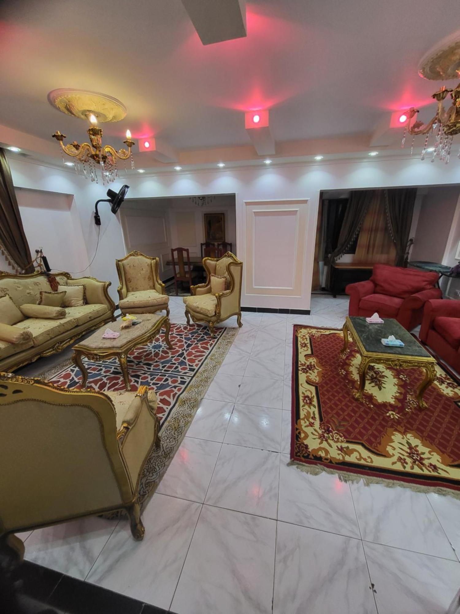 شقه فى ميامى بالاسكندريه مطله على البحر *