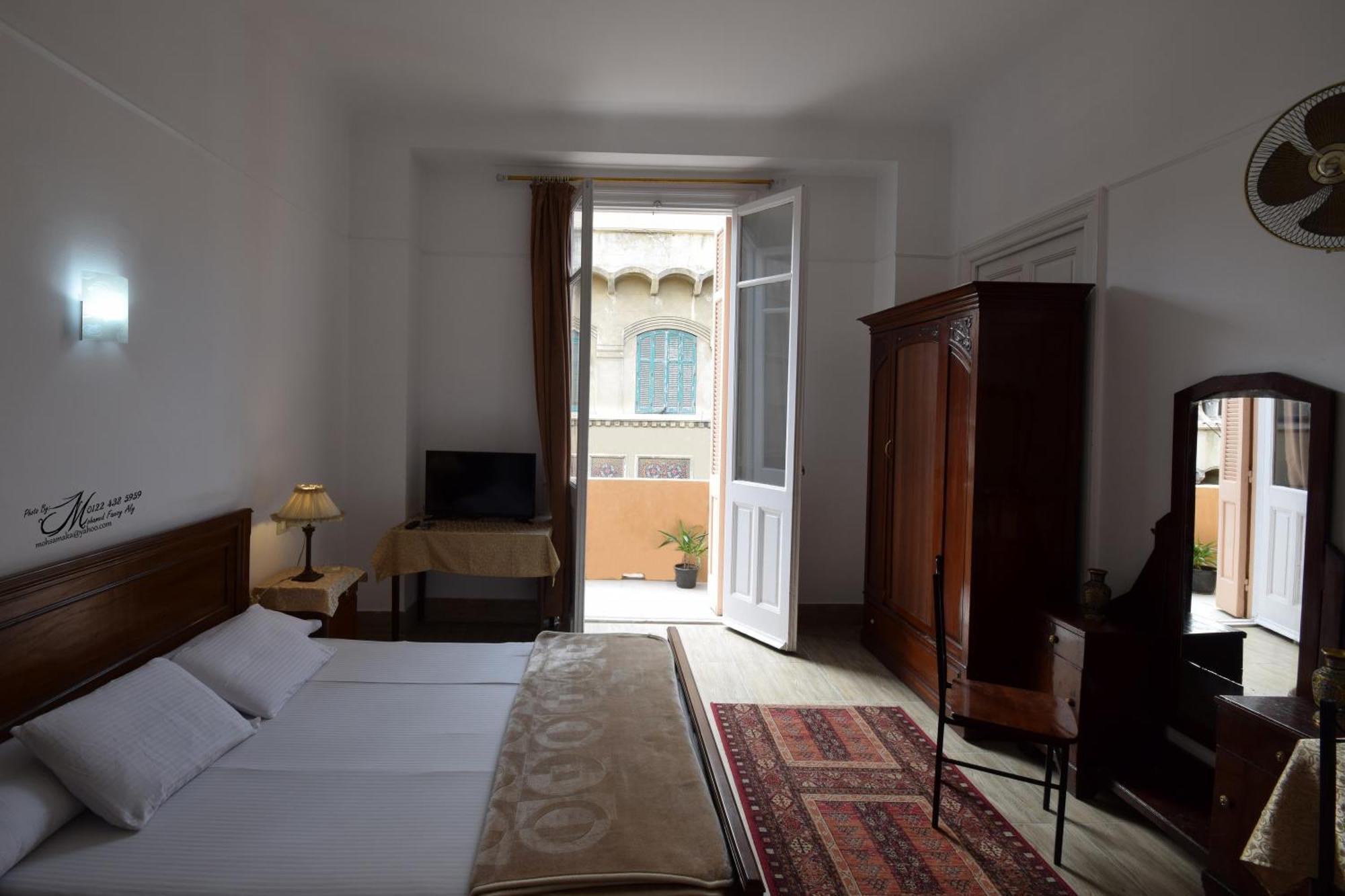 Triomphe Hostel *