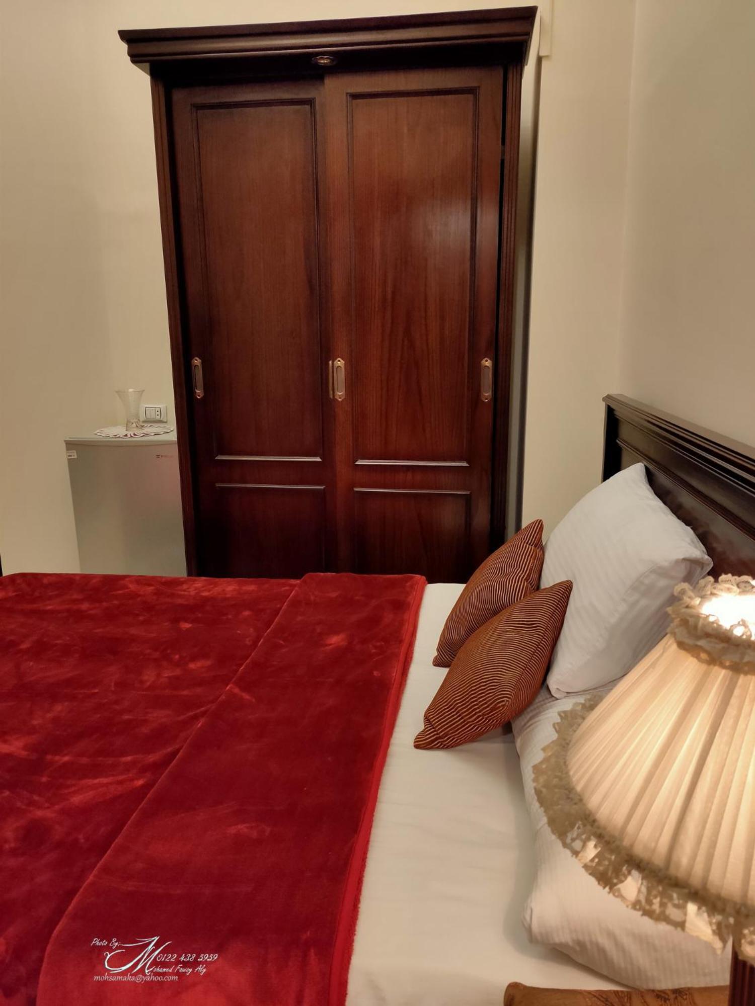 Triomphe Hostel *
