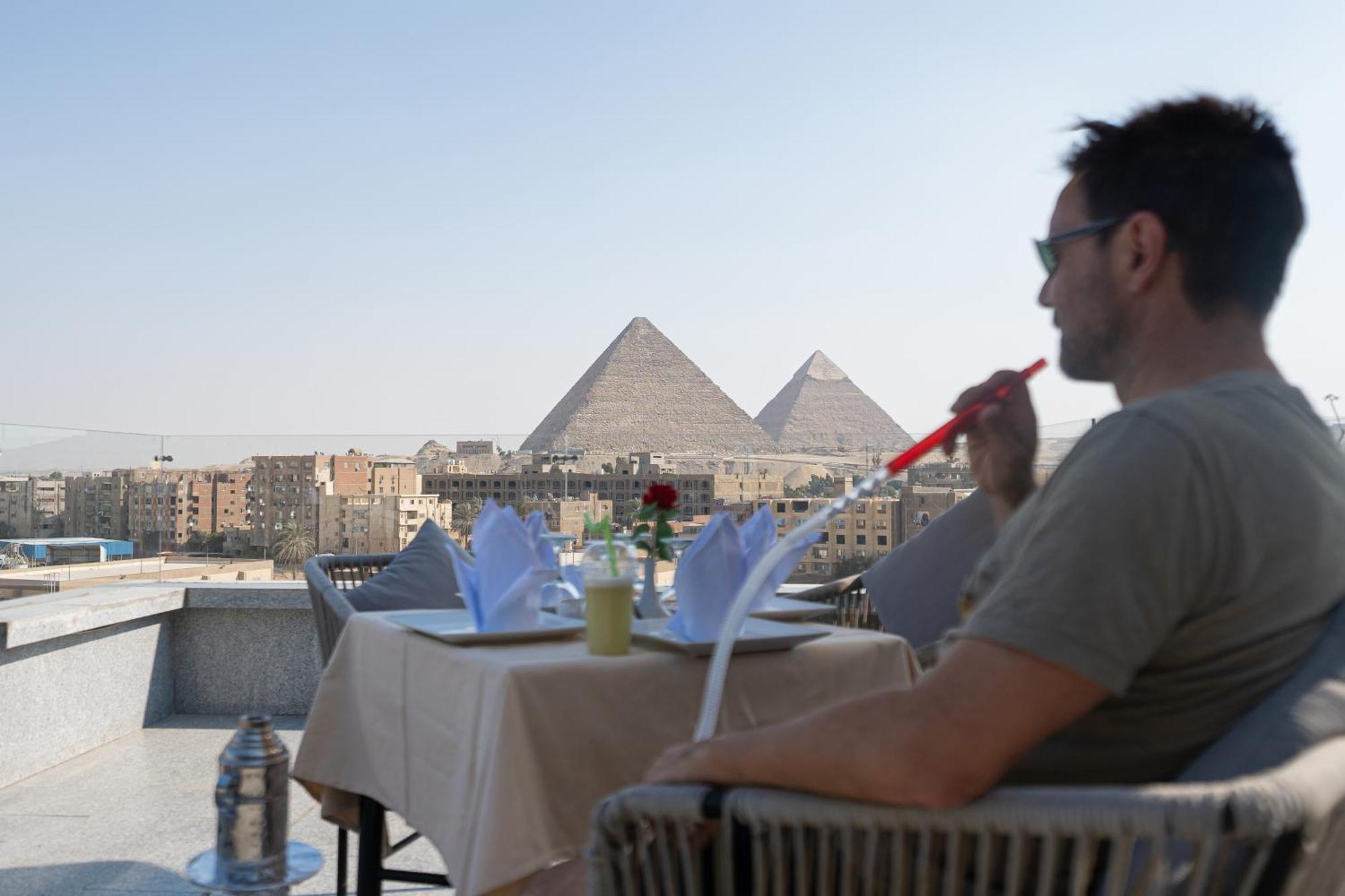 Hotel Pyramid Front Al Kawm al Akhdar