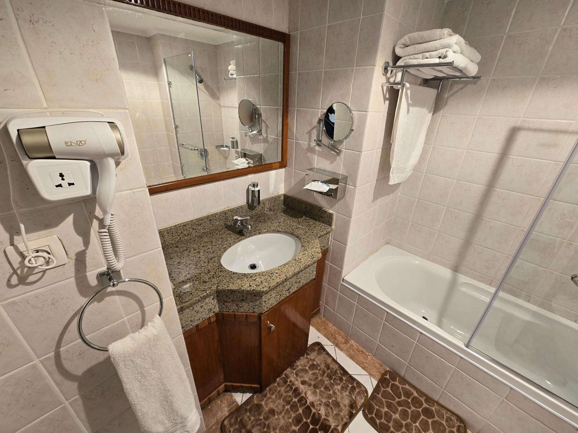 Apartment Grand Plaza San Stefano: Luxury With Mall Access