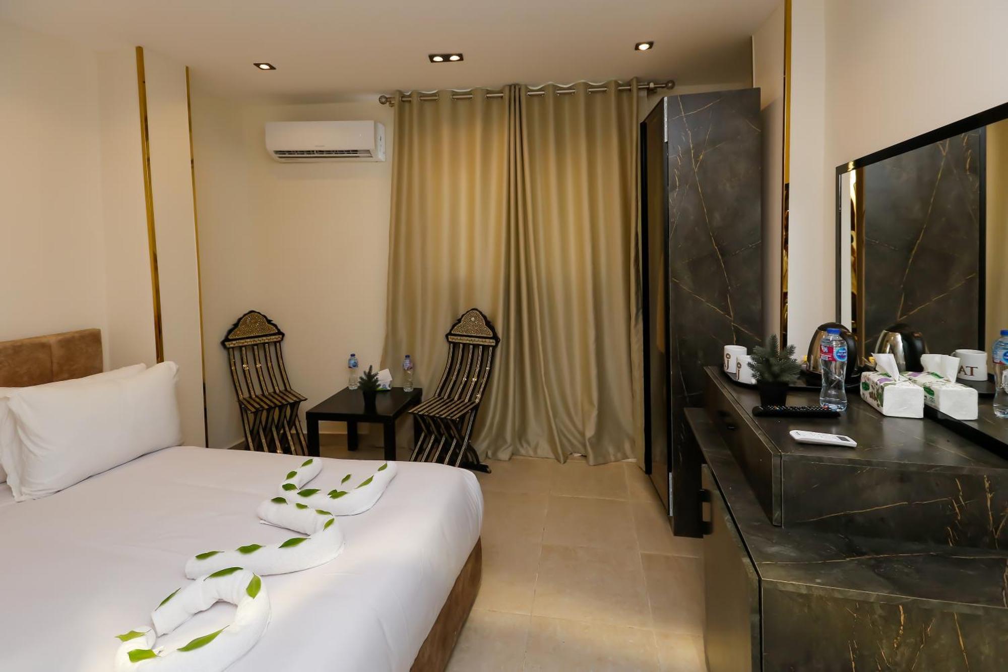 Taj Pyramids View Bed & Breakfast