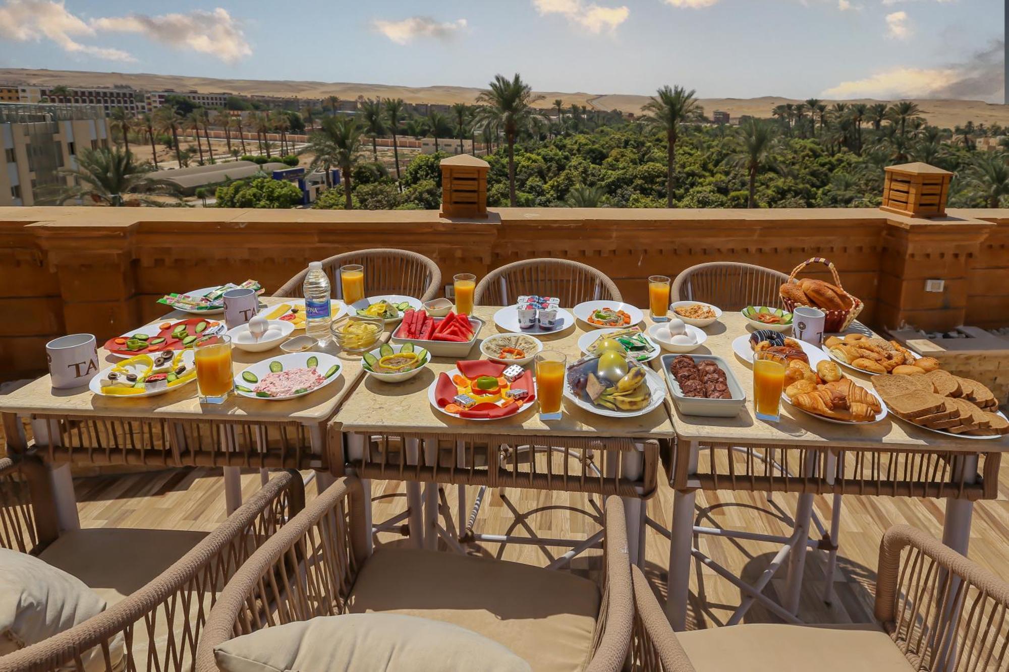 Taj Pyramids View Bed & Breakfast *