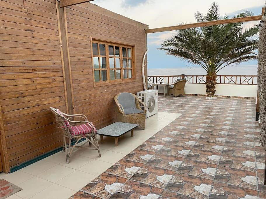Apartment Front With Huge Roof Terrace