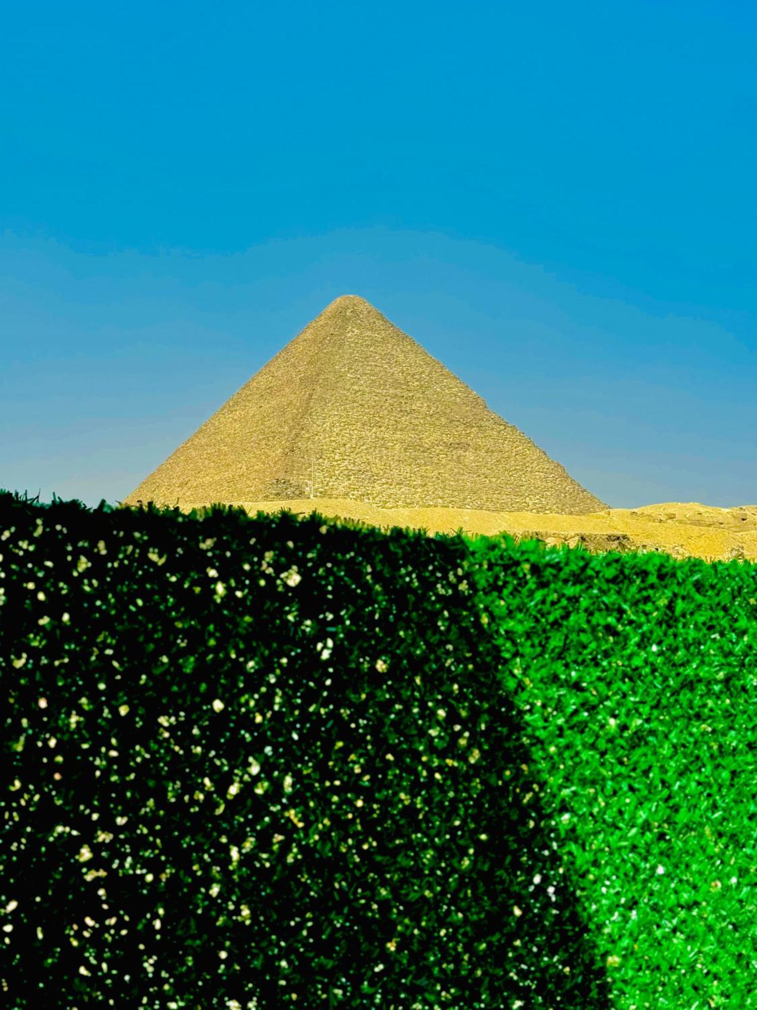 House Pyramids 3*