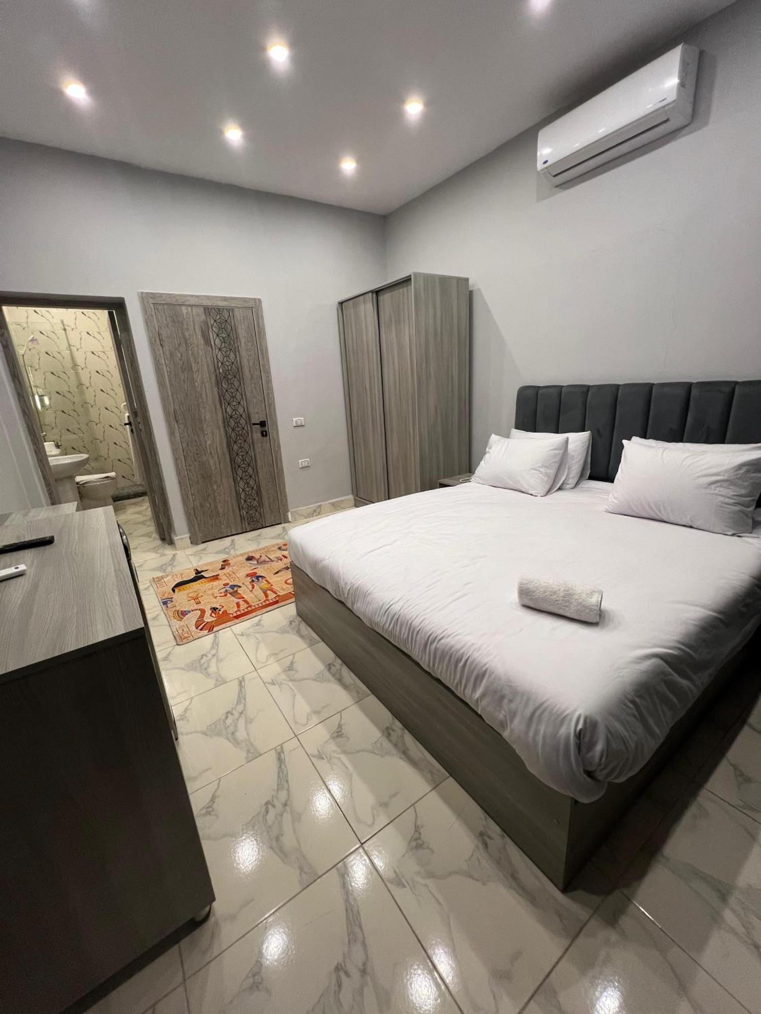 Habu Pyramids View 4* Kafret el-Gabal