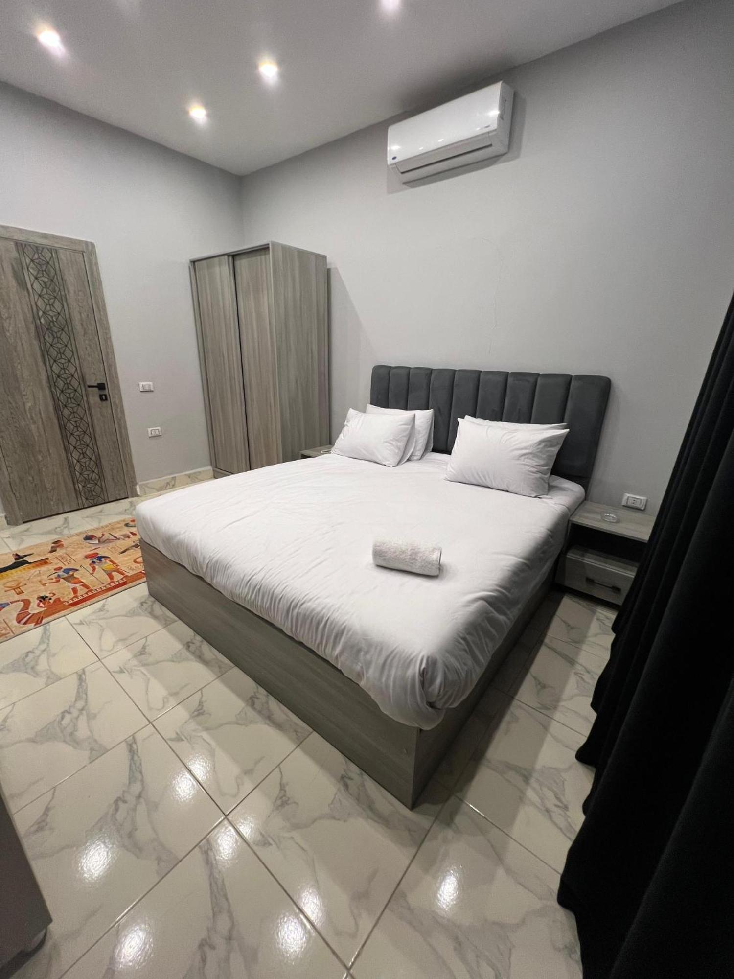 Habu Pyramids View 4* Kafret el-Gabal