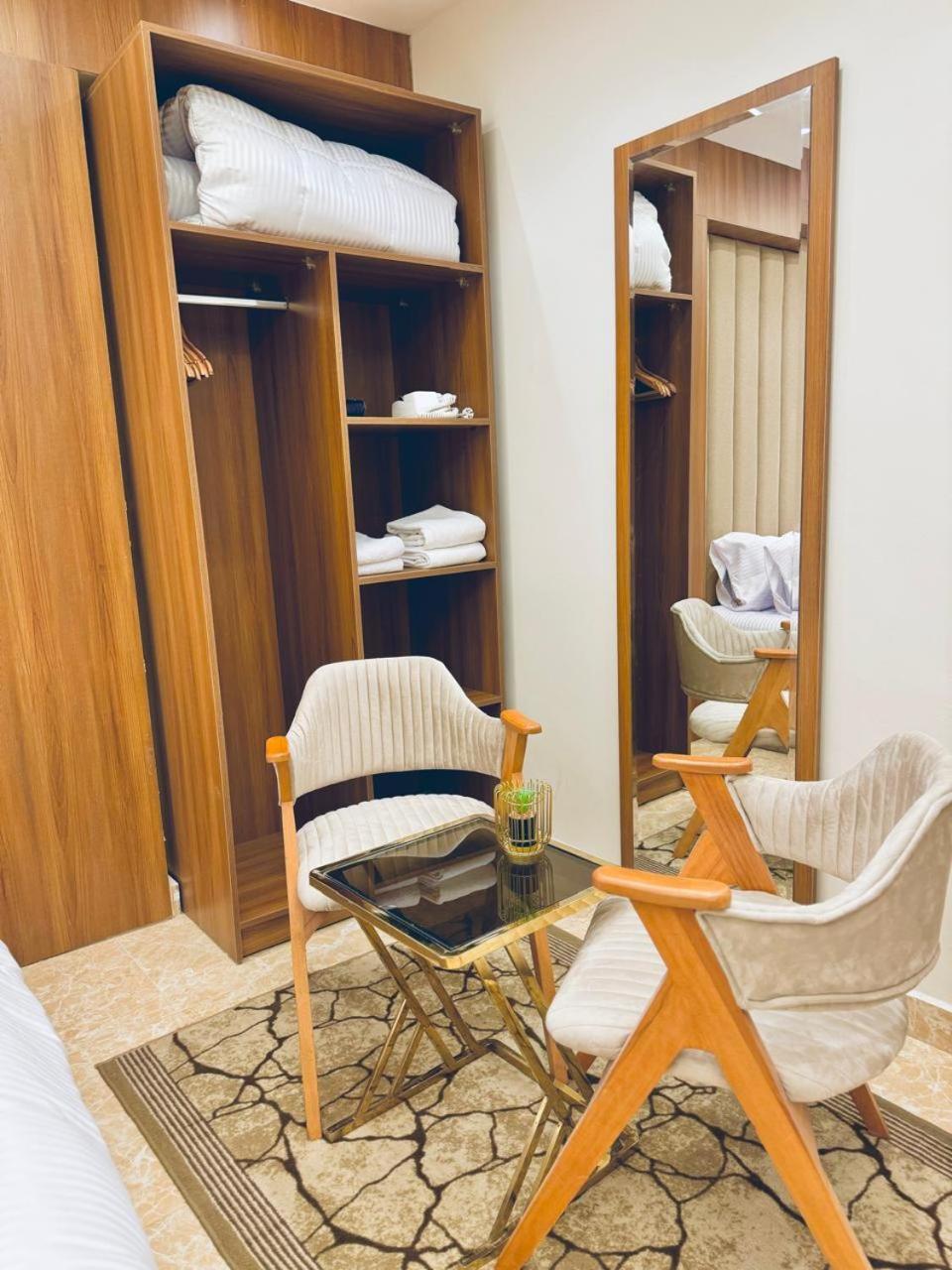 House Pyramids Hotel