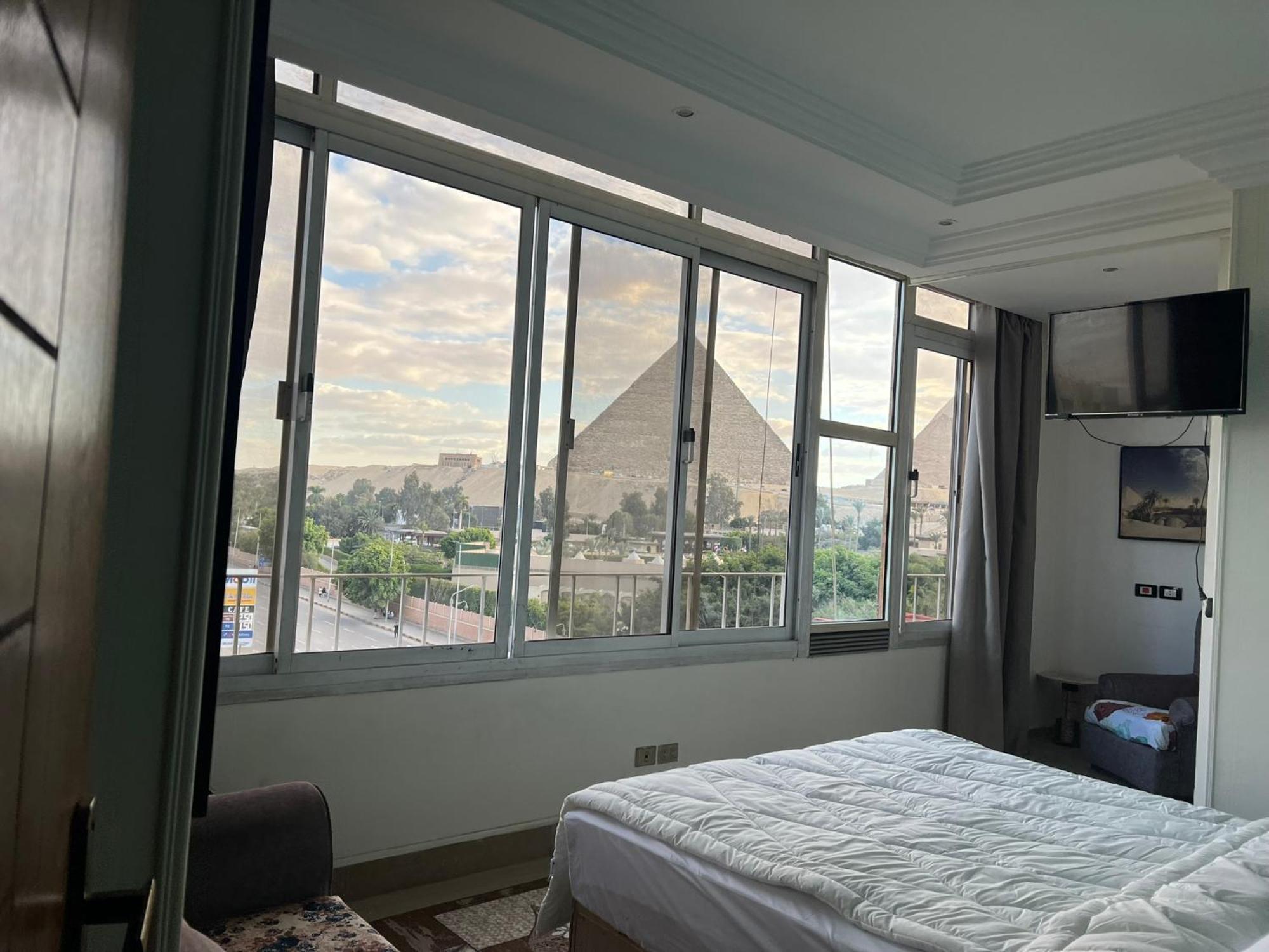 Hotel A Pyramids View Kafret el-Gabal