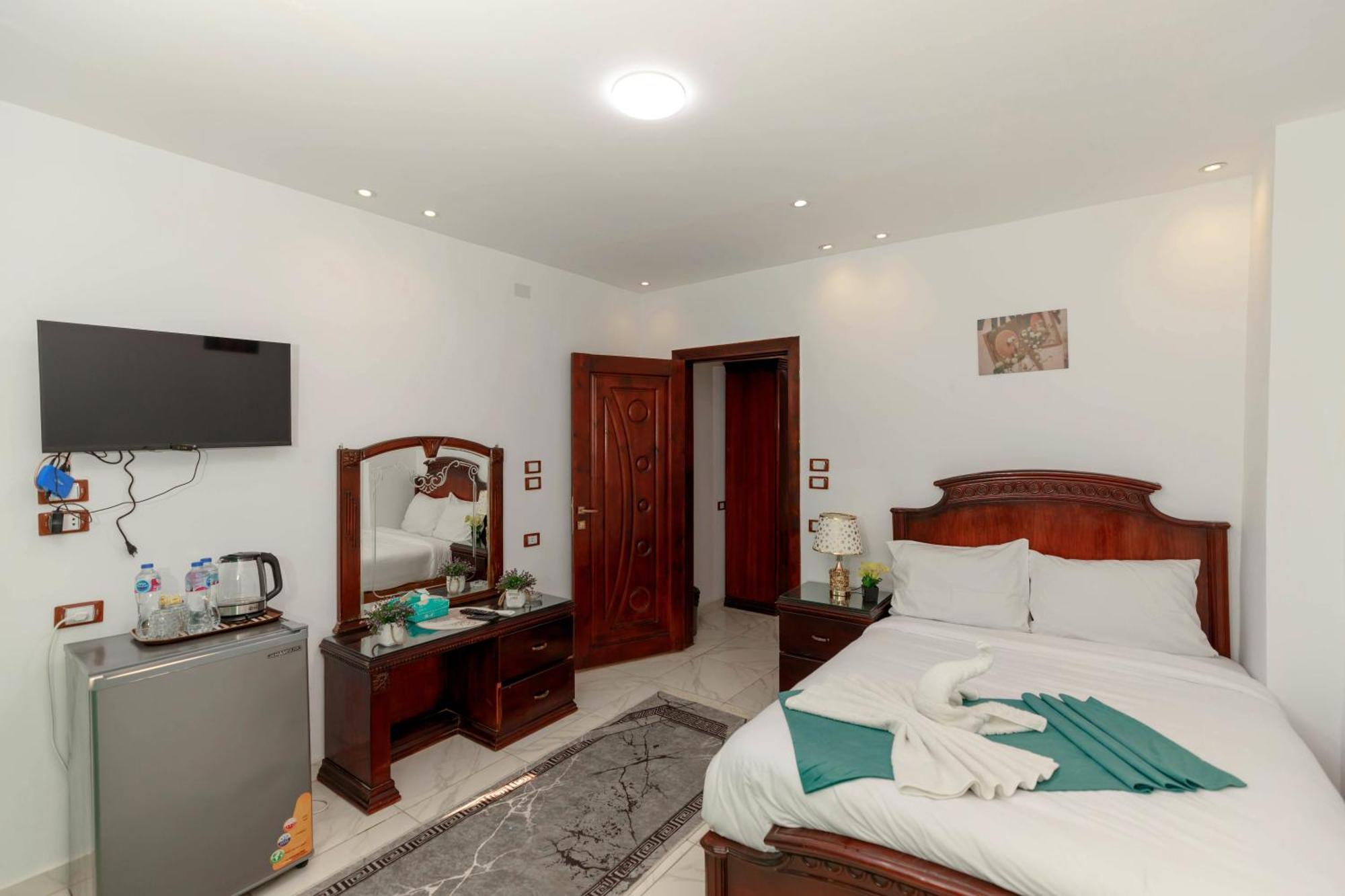 Pyramids Middle East Charm Hotel