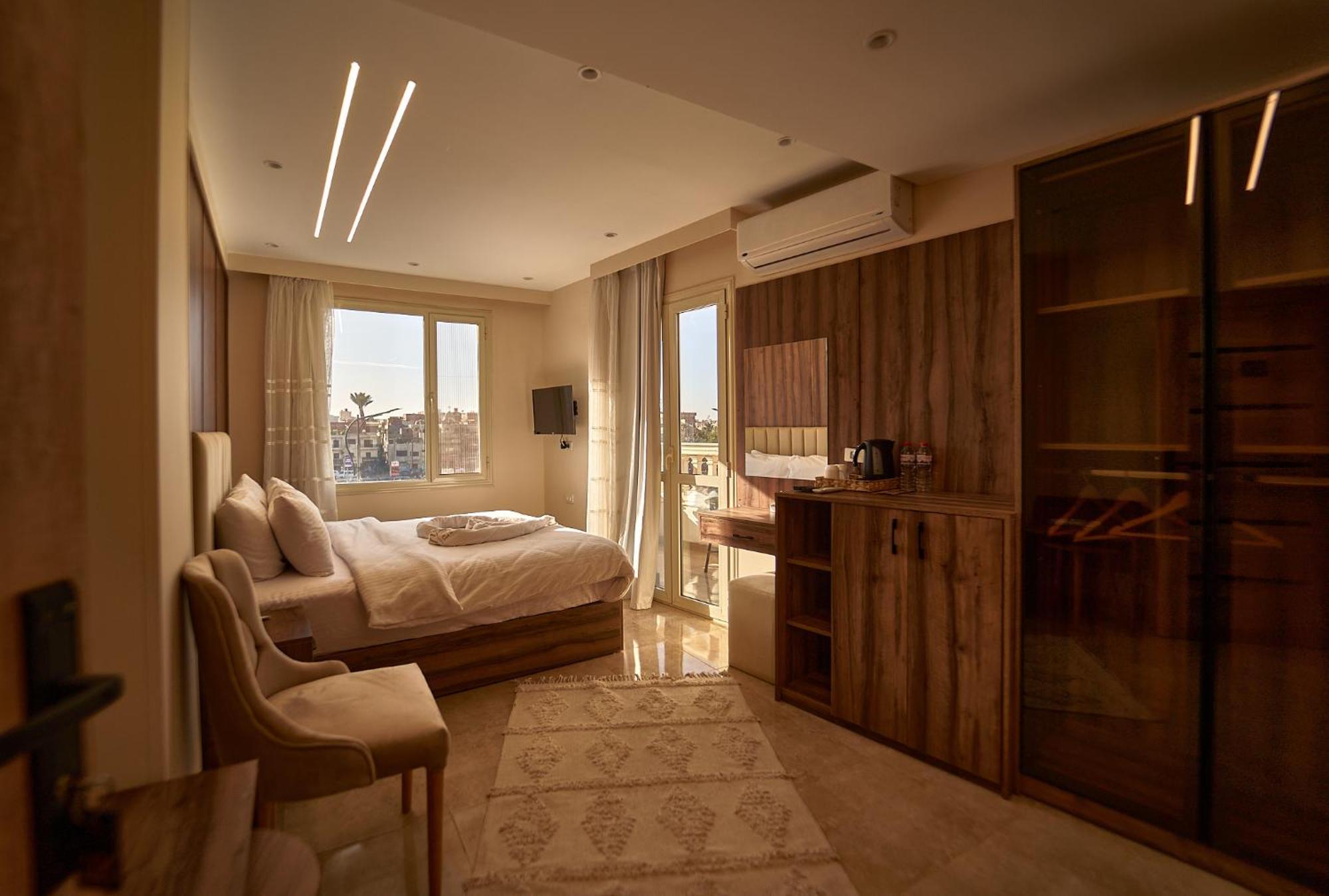 The Palace Pyramids Han 3*