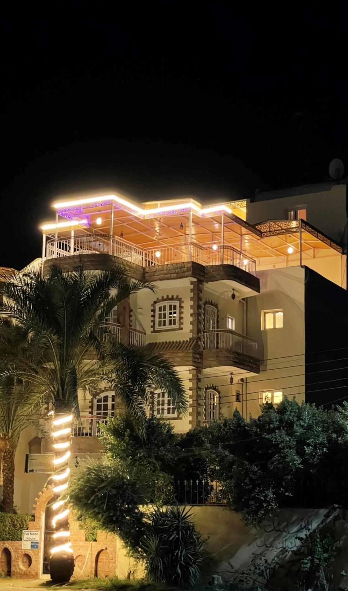 Apartment Full Moon House