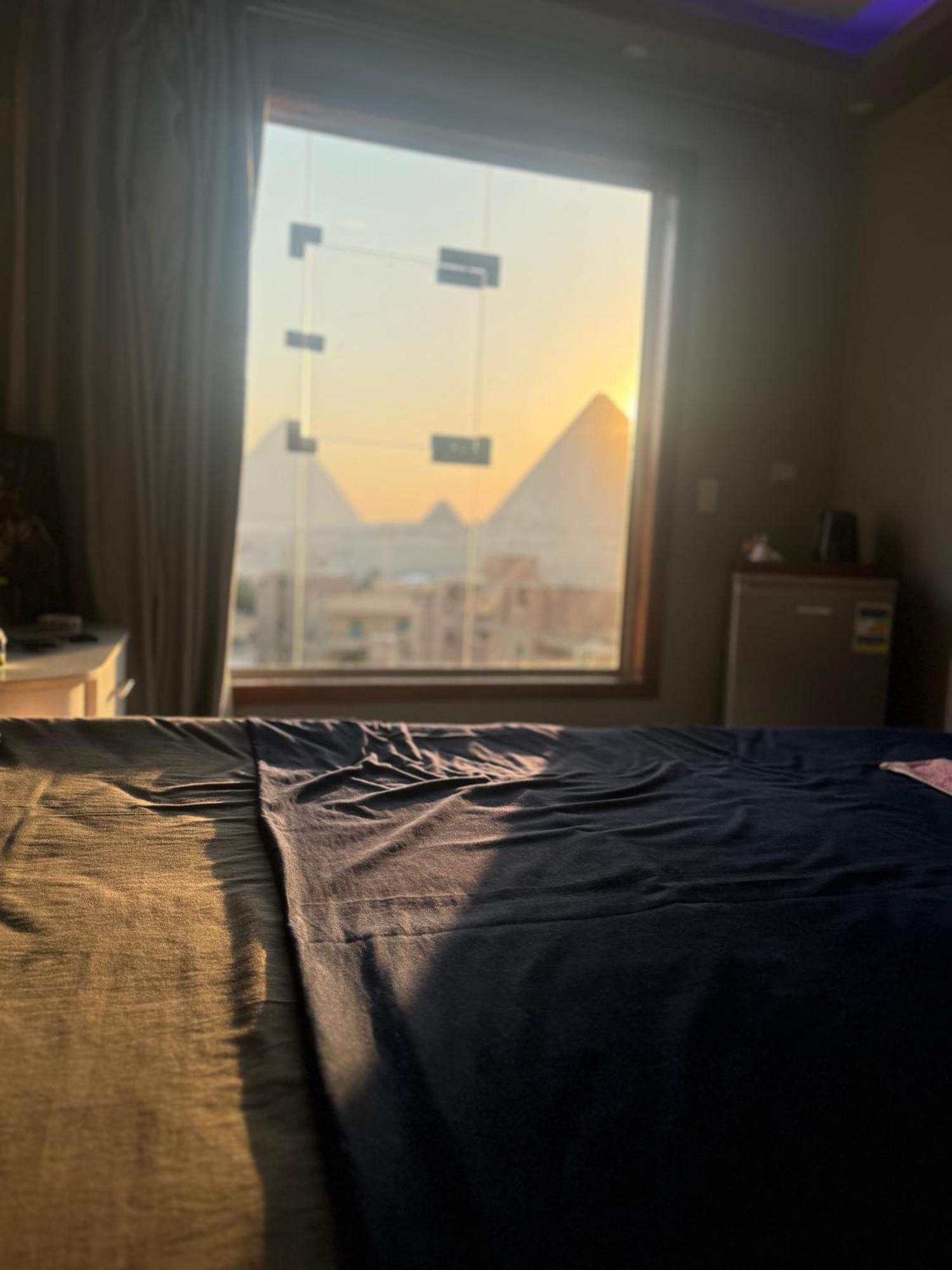 Pyramids Hills 3*