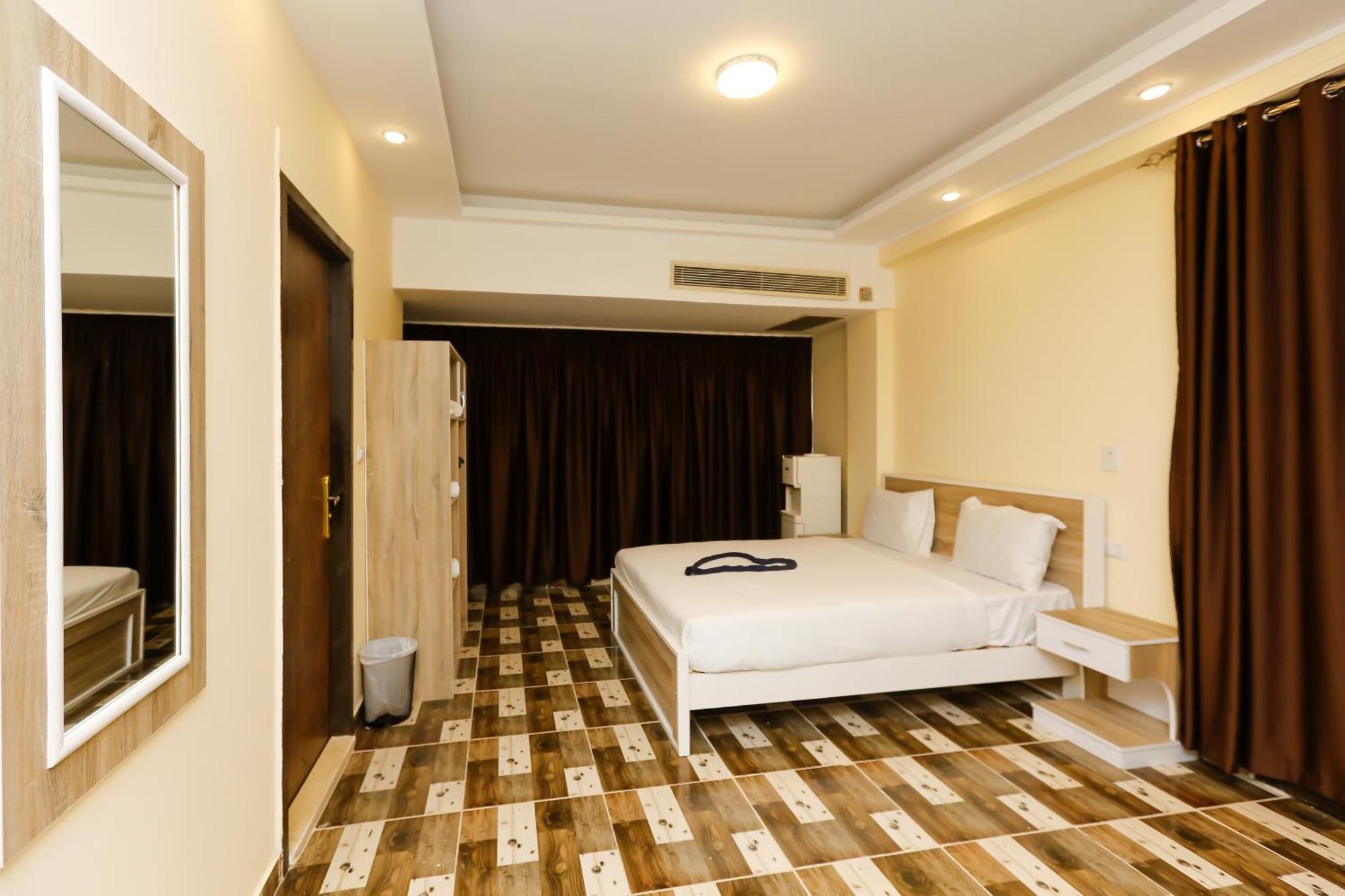 Turquoise Pyramids Gate Centre 3*