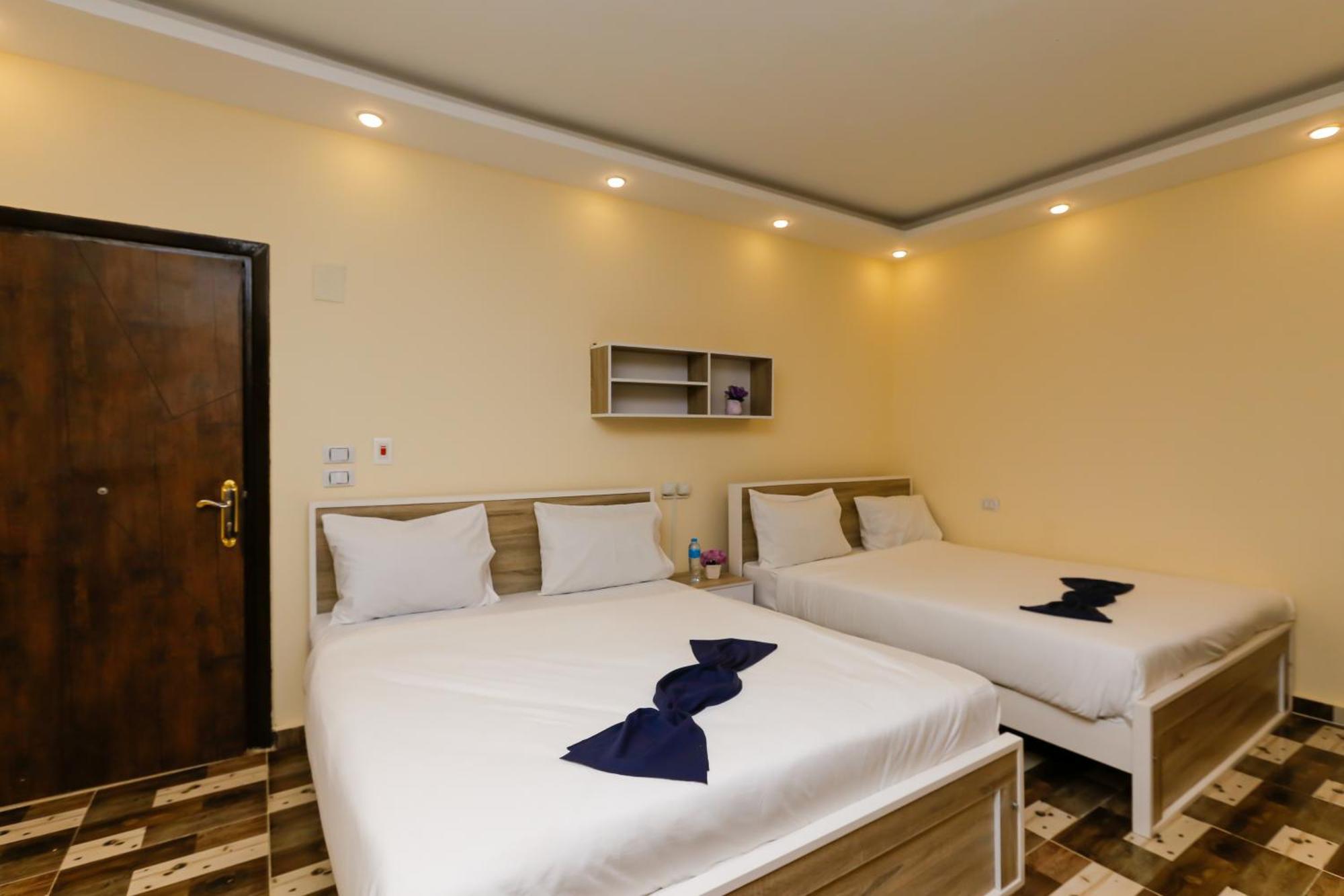 Turquoise Pyramids Gate Centre 3*