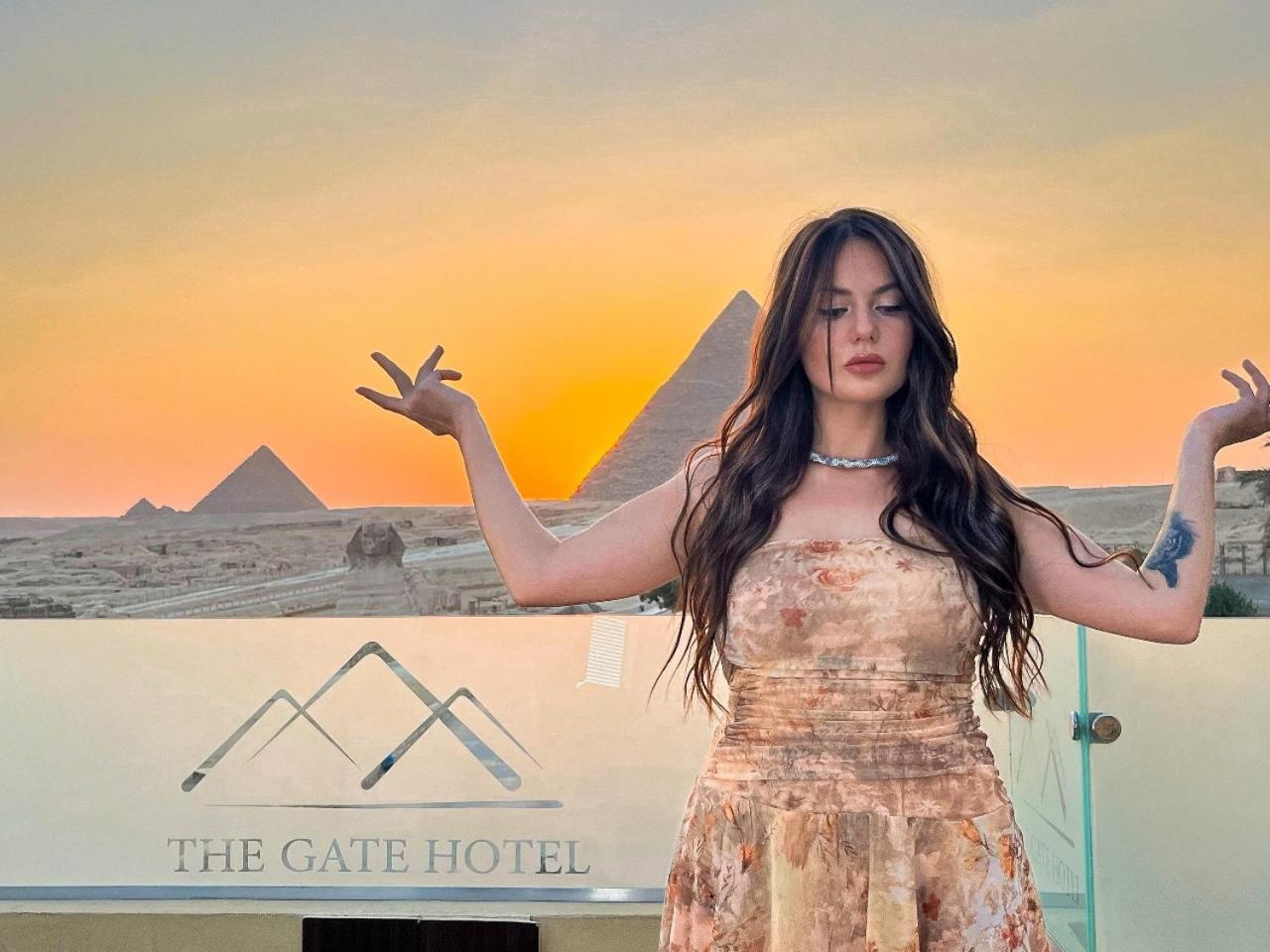 The Gate Front Pyramids & Sphinx View * Kafrat al Jabal