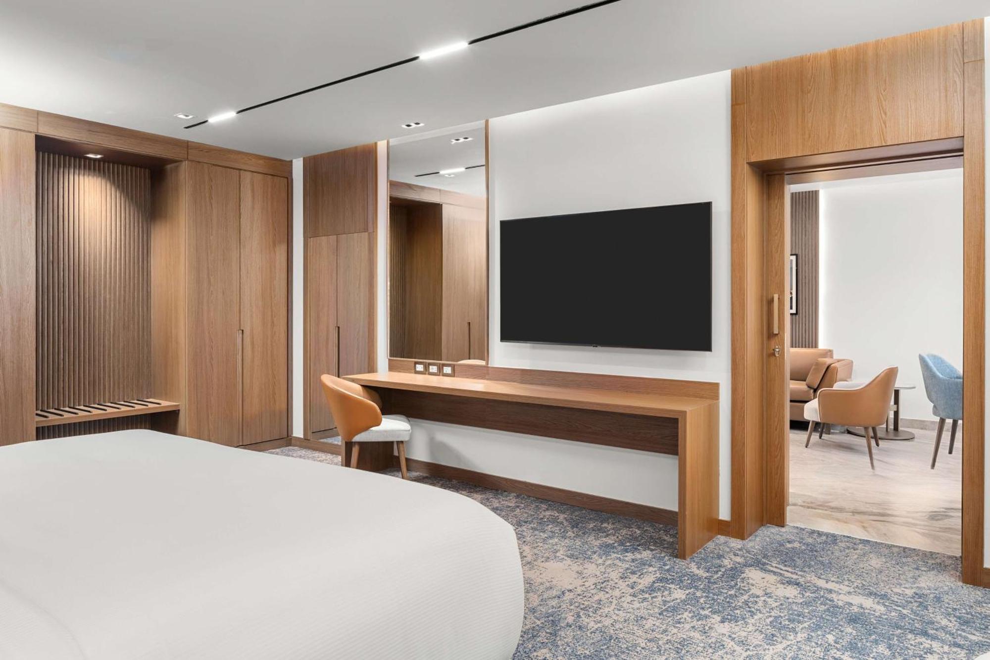Complex Hilton Plaza 5*