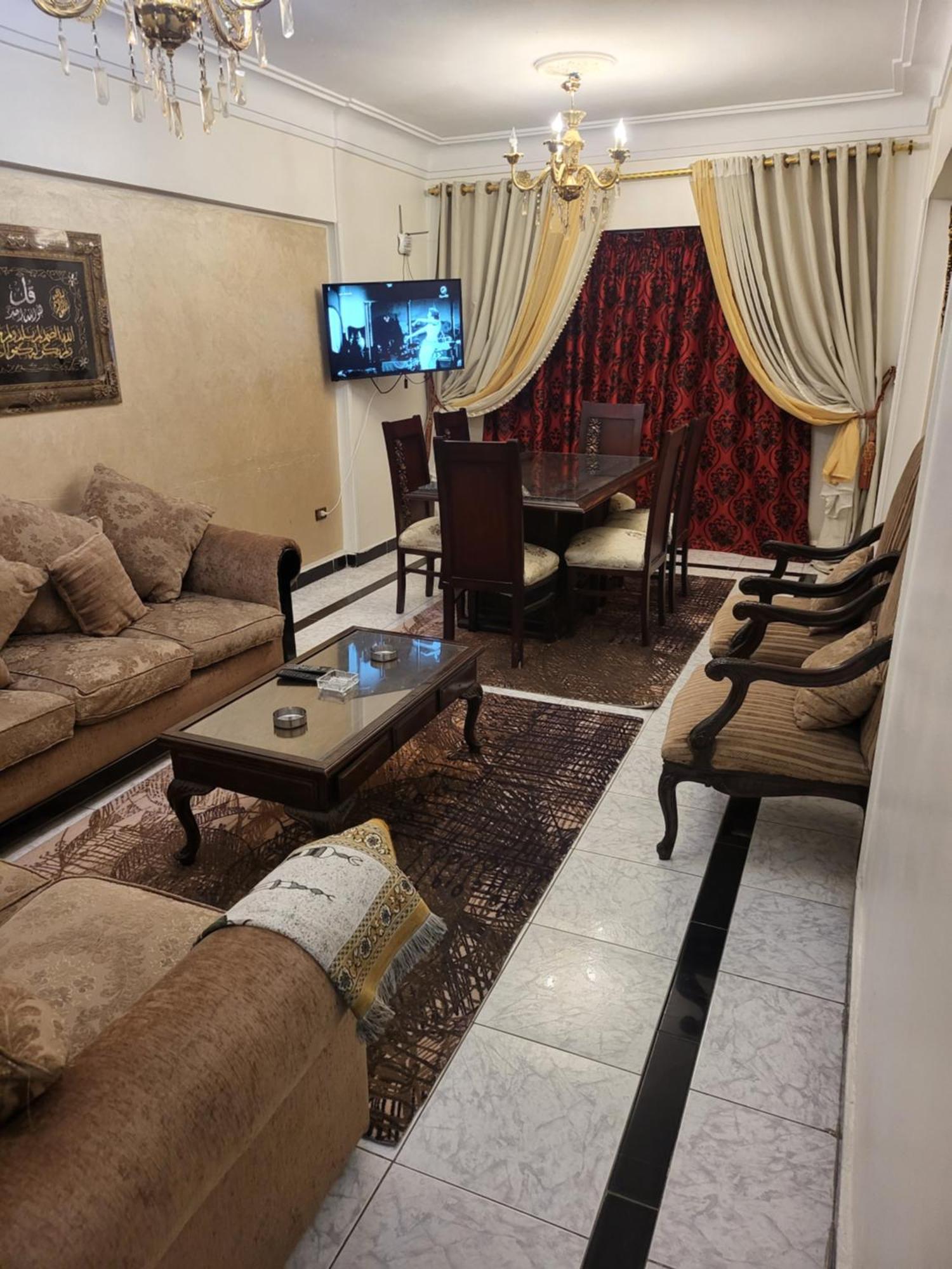 شقه فى ميامى بالاسكندريه مطله على البحر *