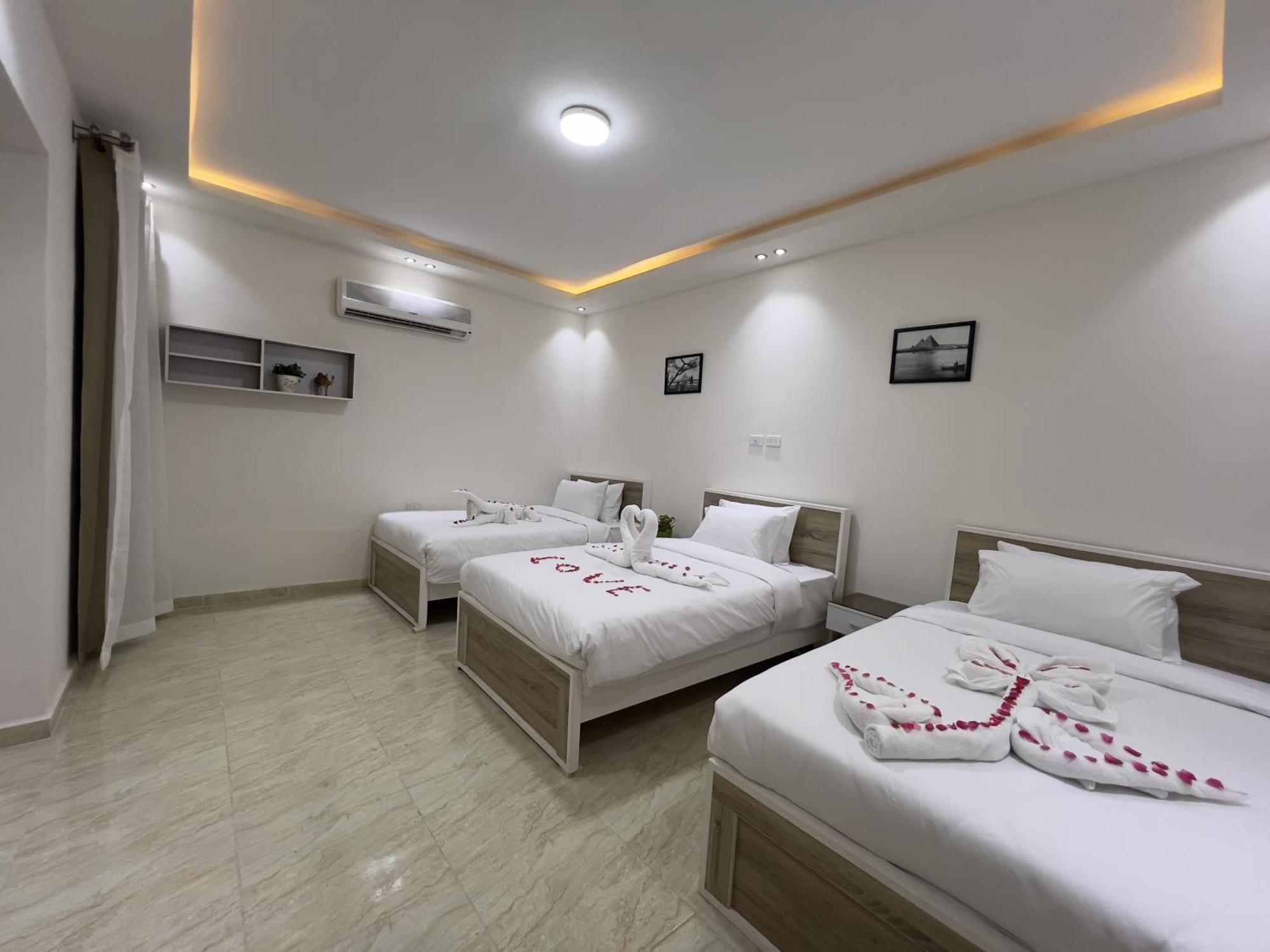 Cheristo Pyramids View Bed & Breakfast *