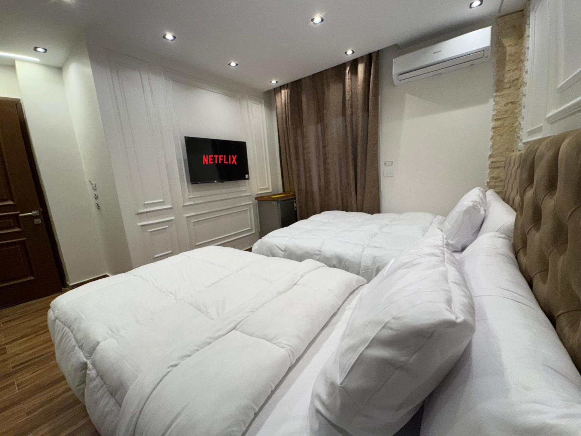 New White Pyramids Guest house *