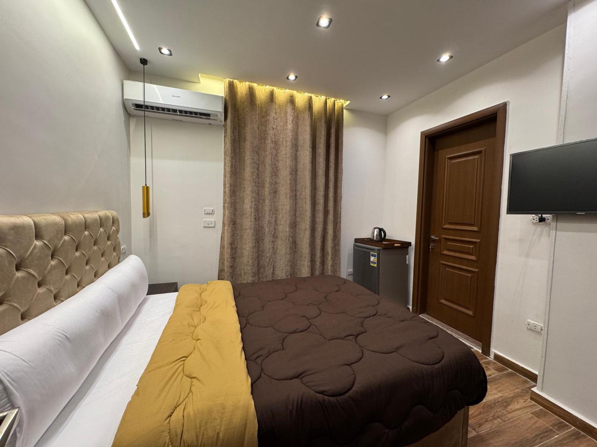 New White Pyramids Guest house *