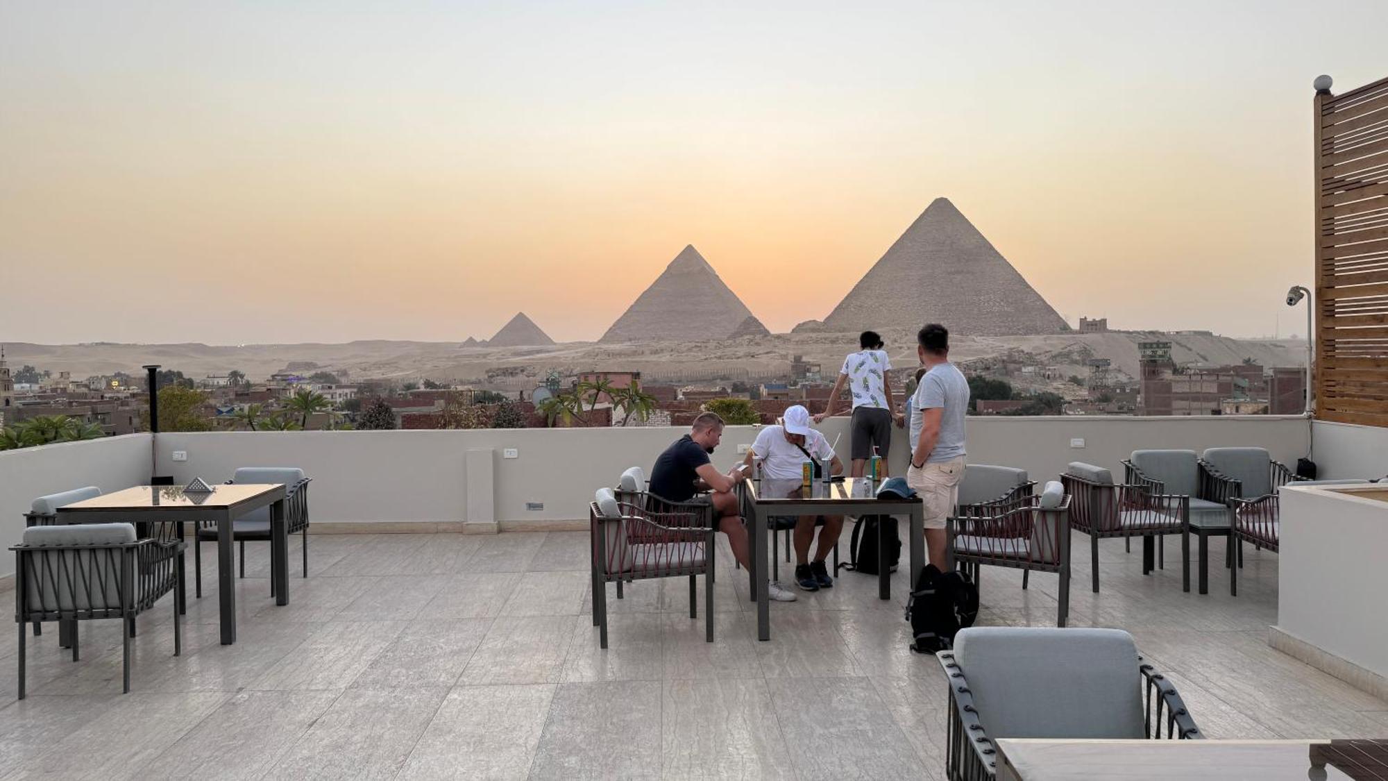 Pyramids Hotel Kafrat al Jabal