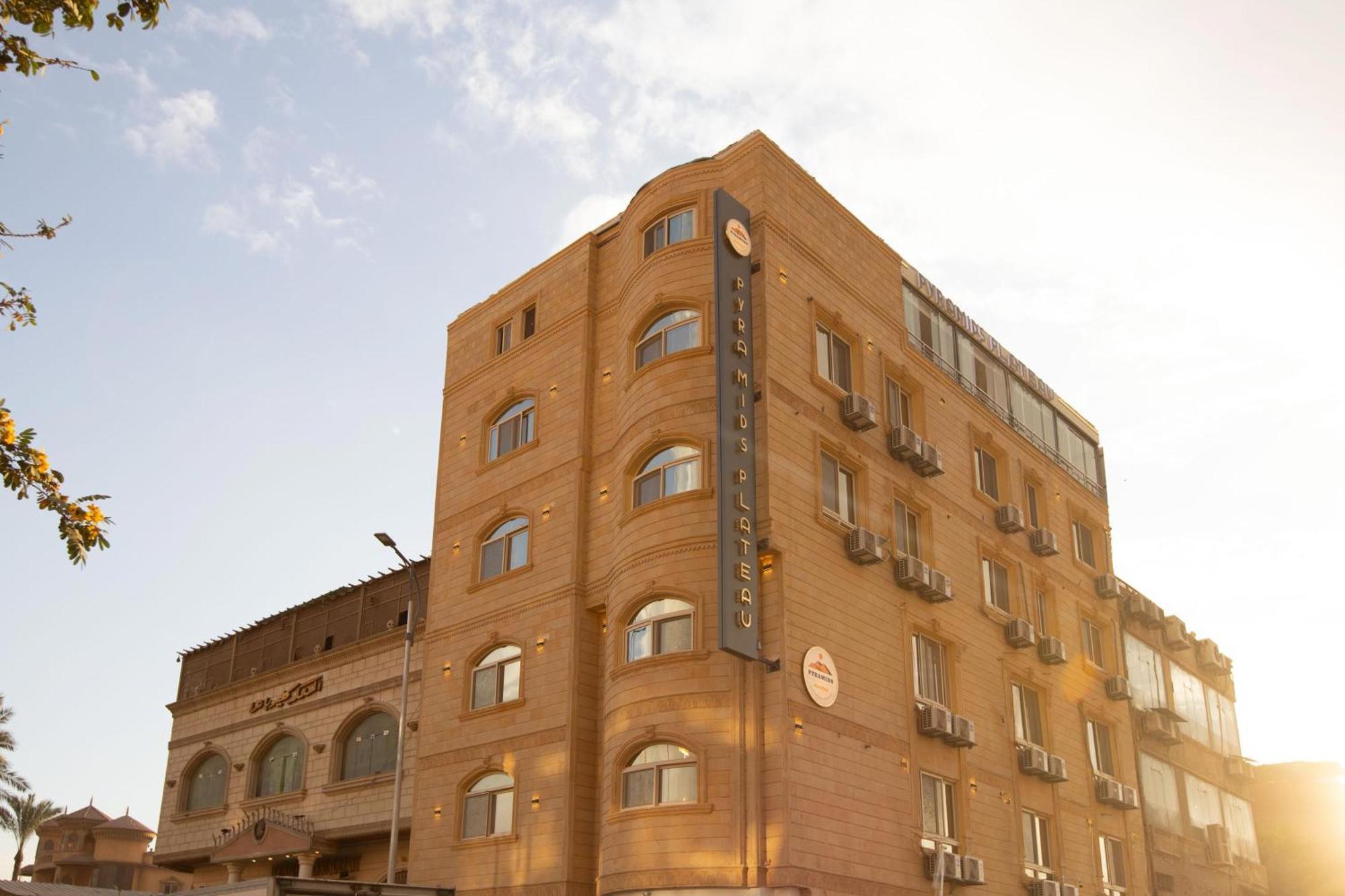Pyramids Plateau Hotel