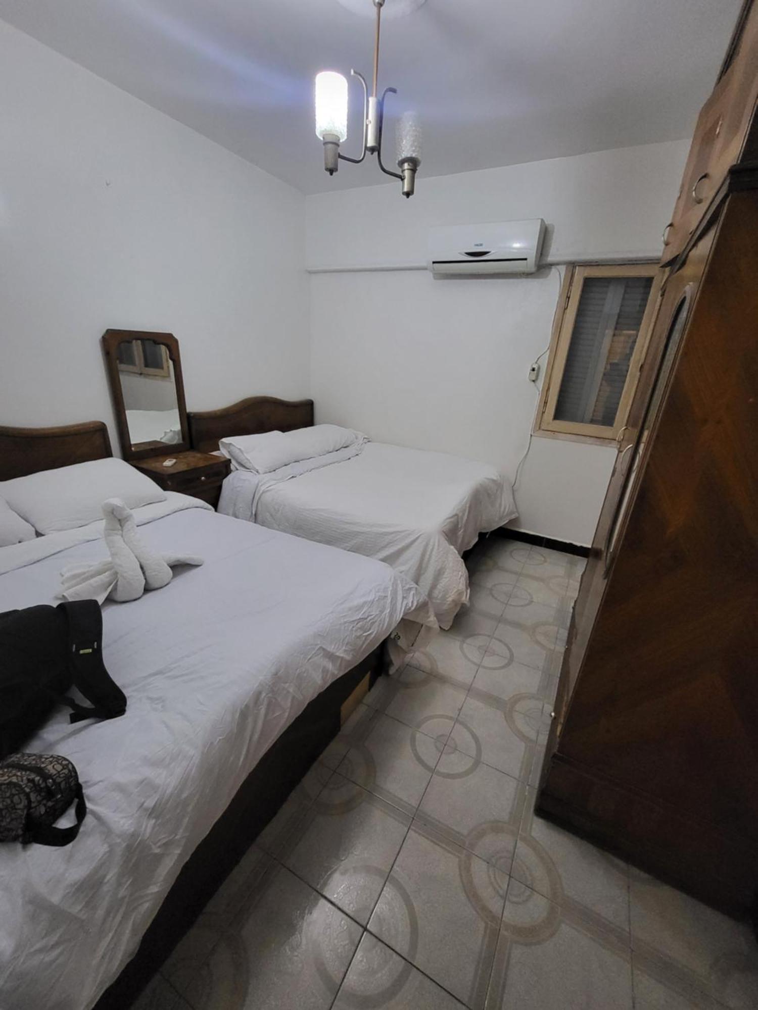 شقه فى ميامى بالاسكندريه مطله على البحر * Alexandria