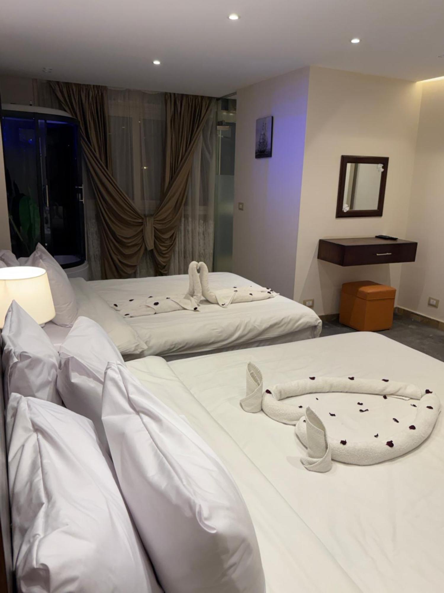 Topaz Pyramids View Hotel