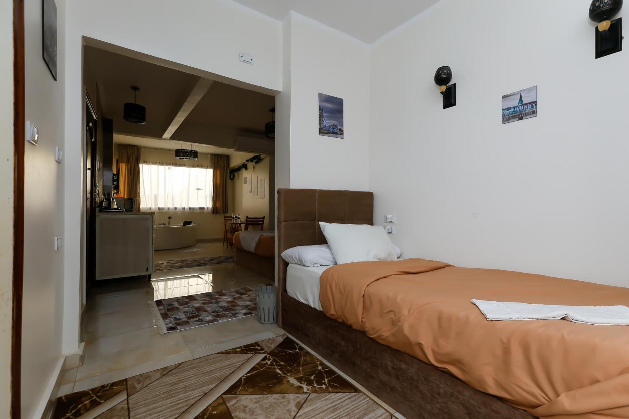 New Pyramids Homestay *