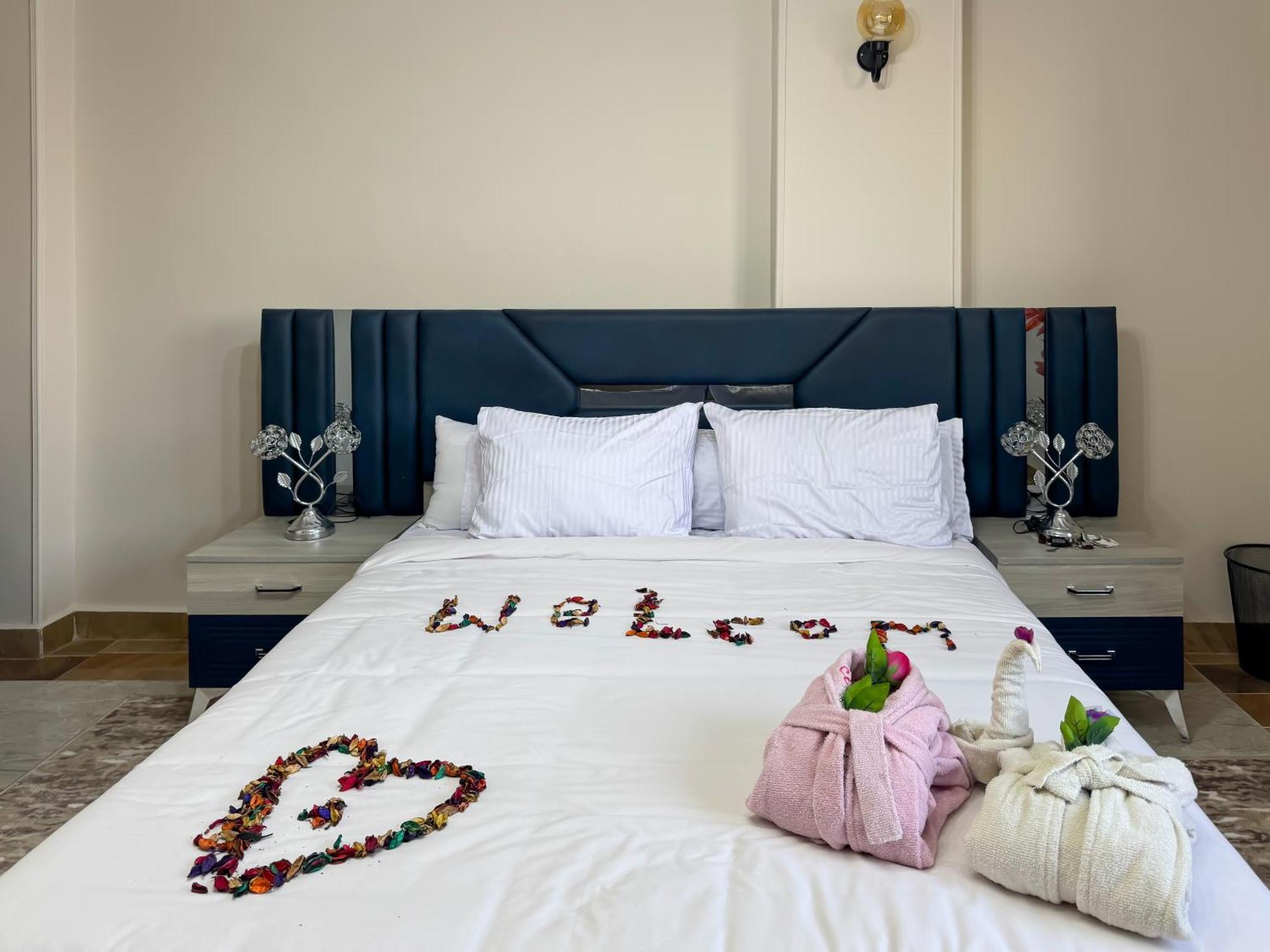 New Pyramids Homestay *