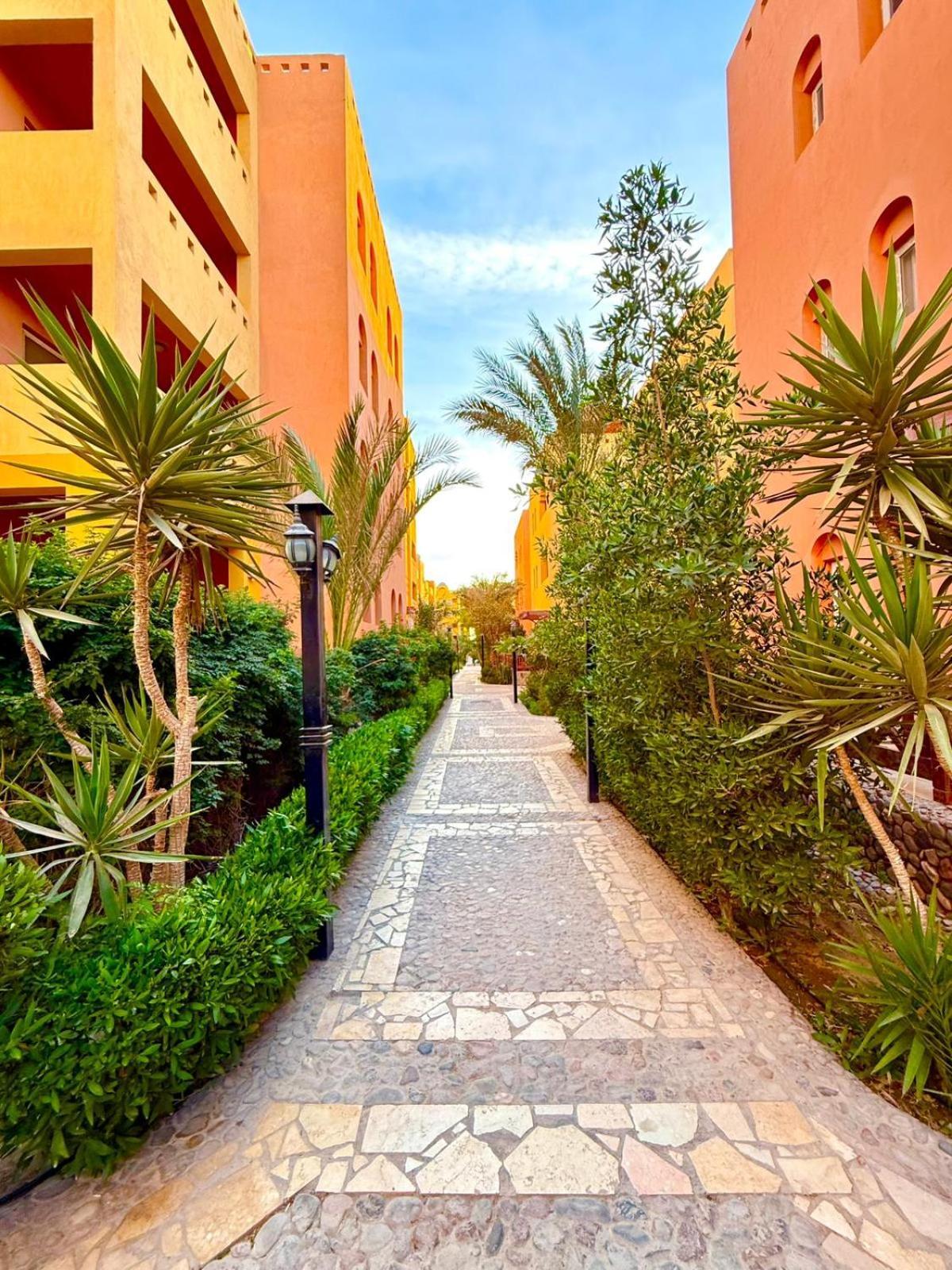 Stunning 2br - Al Dora Resort, Apartment