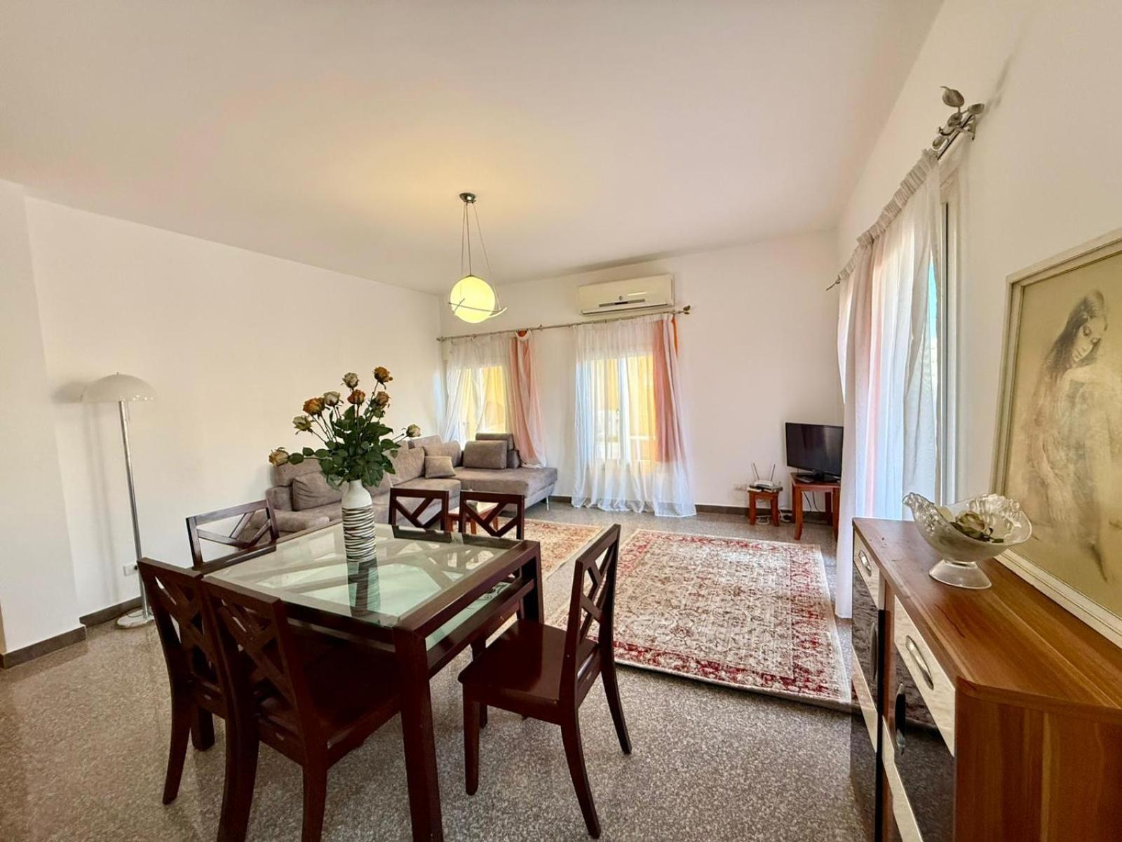 Stunning 2br - Al Dora Resort, Apartment