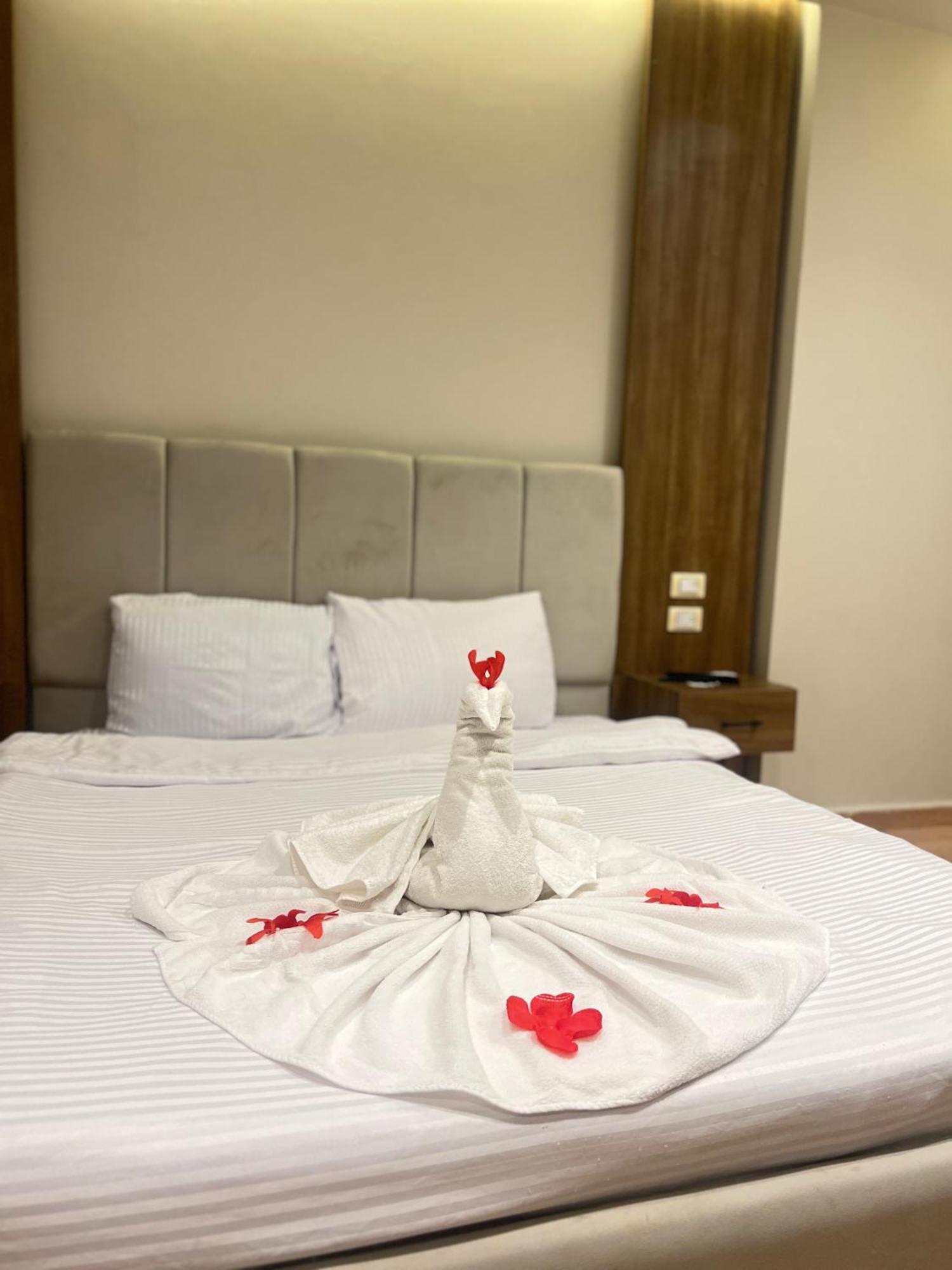 Pyramids Hills View Hotel