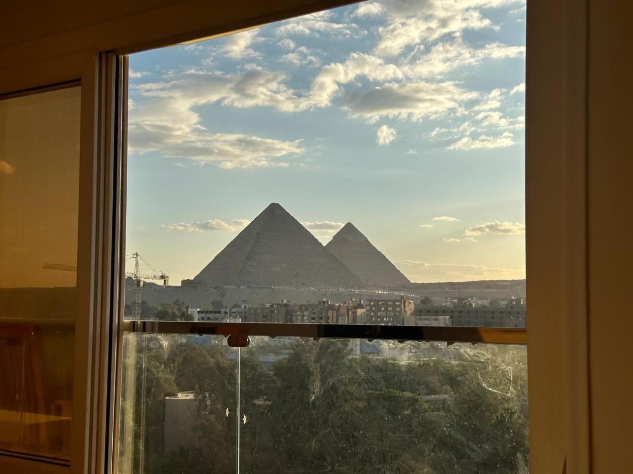Rosetta Pyramids Hotel *