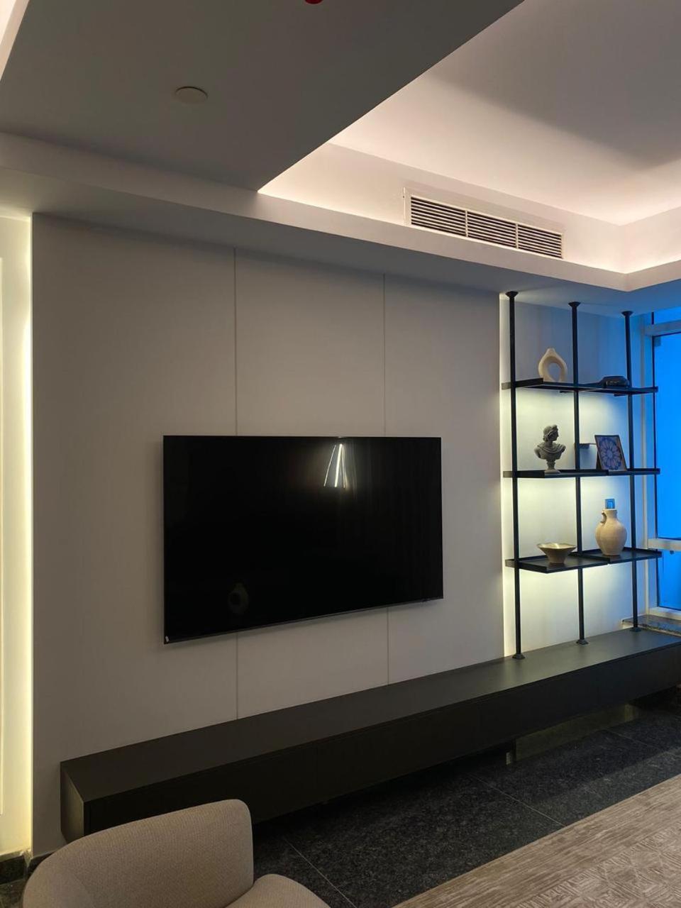 Three Bedrooms In Nile Maadi Apartment *