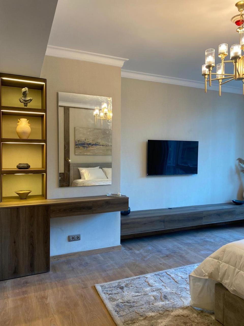 Three Bedrooms In Nile Maadi Apartment *