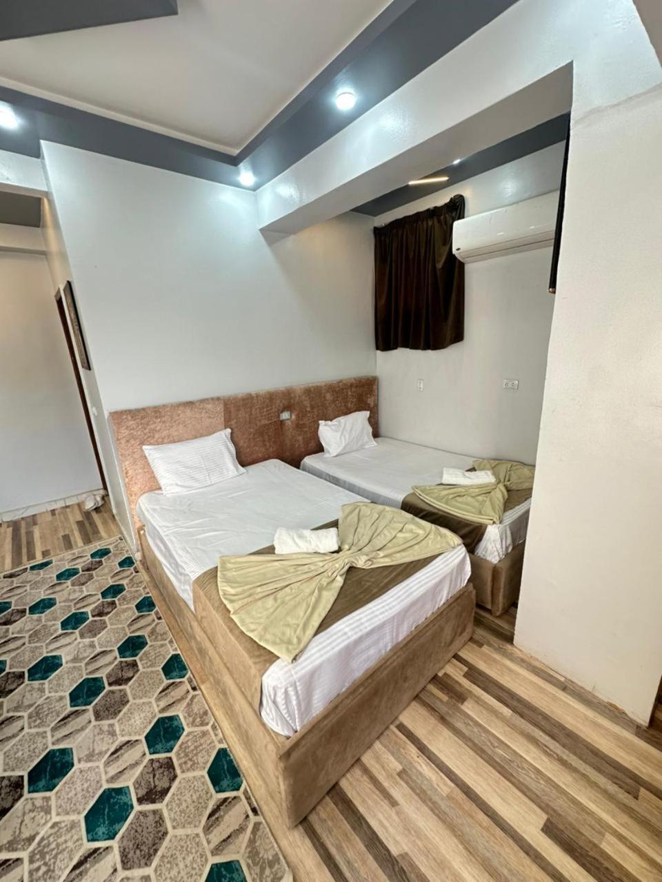 Hotel First Pyramid Kafrat al Jabal