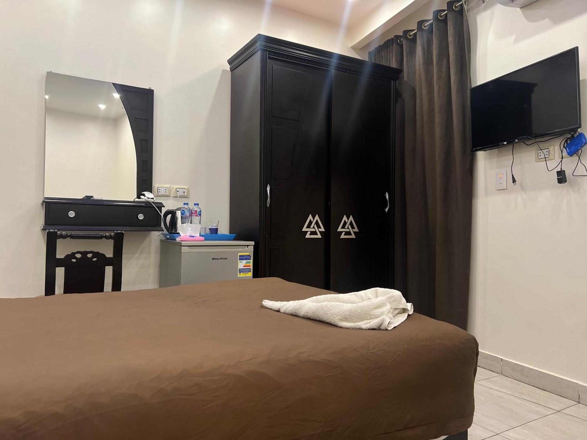 Pyramids And Sphinx 4*